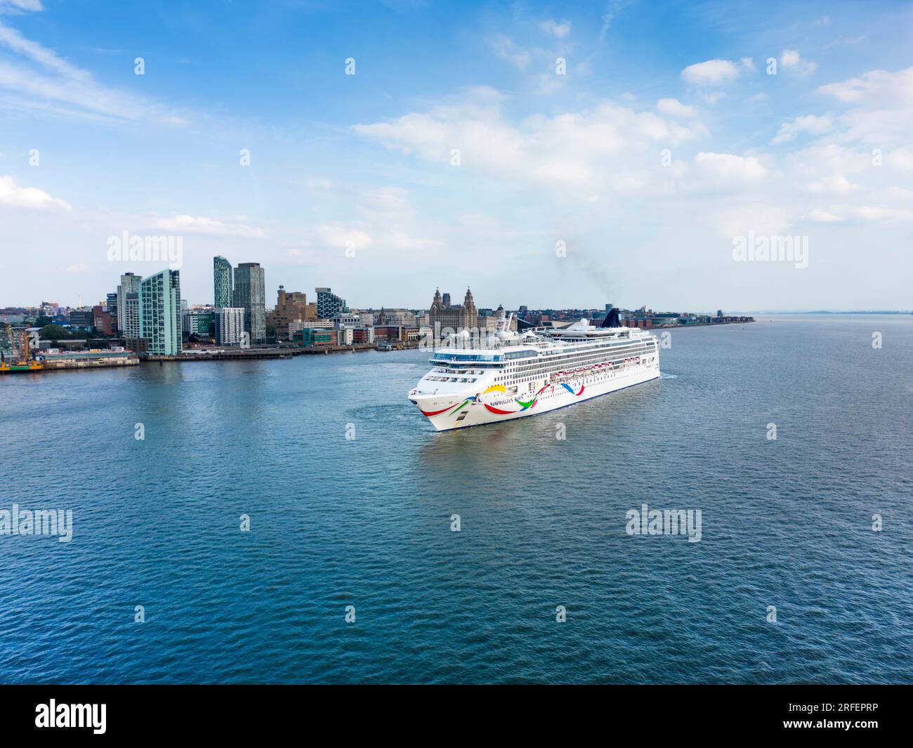 La nave da crociera Norwegian Dawn parte da Liverpool, Inghilterra Foto Stock