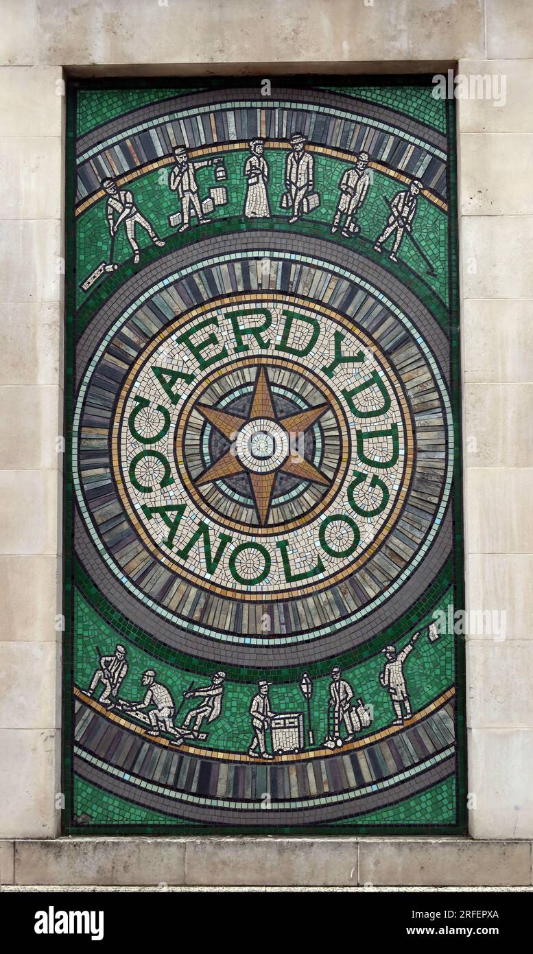 Art in Welsh all'ingresso della stazione centrale di Cardiff, Central Square, Cardiff , Galles, Regno Unito, CF10 1EP Foto Stock