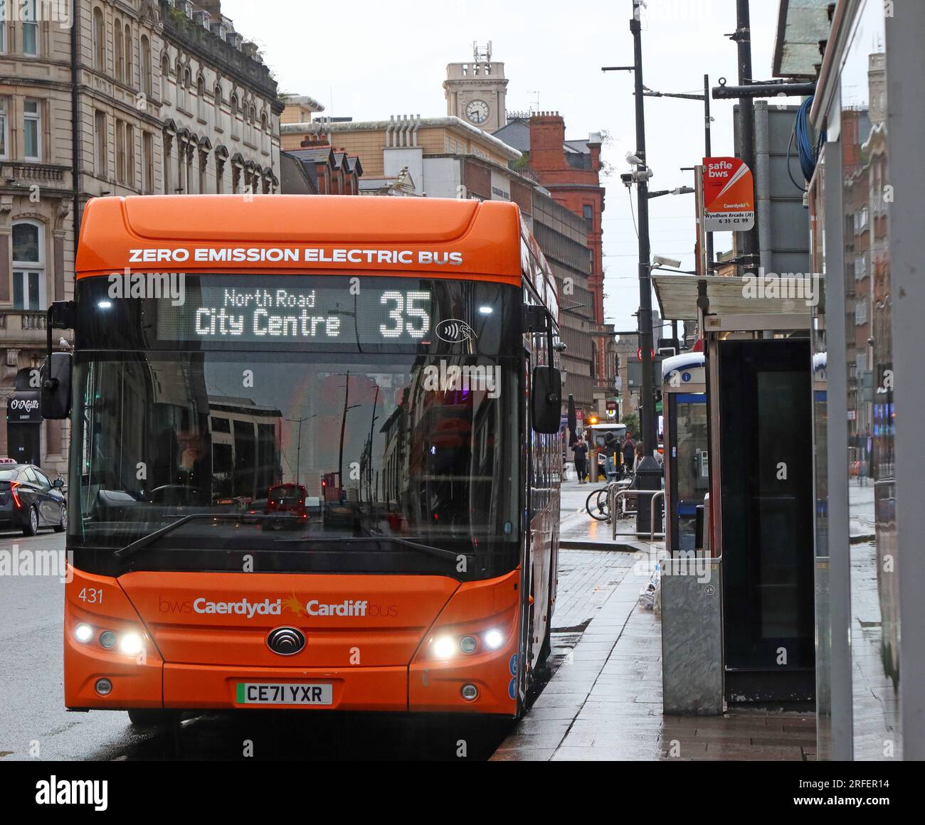 CardiffBus Zero Emission Electric Bus Fleet, 431, CE71 YXR, Yutong E12 autobus a un piano, servizio 35 North Road per il centro città, St Mary St, Cardiff Foto Stock