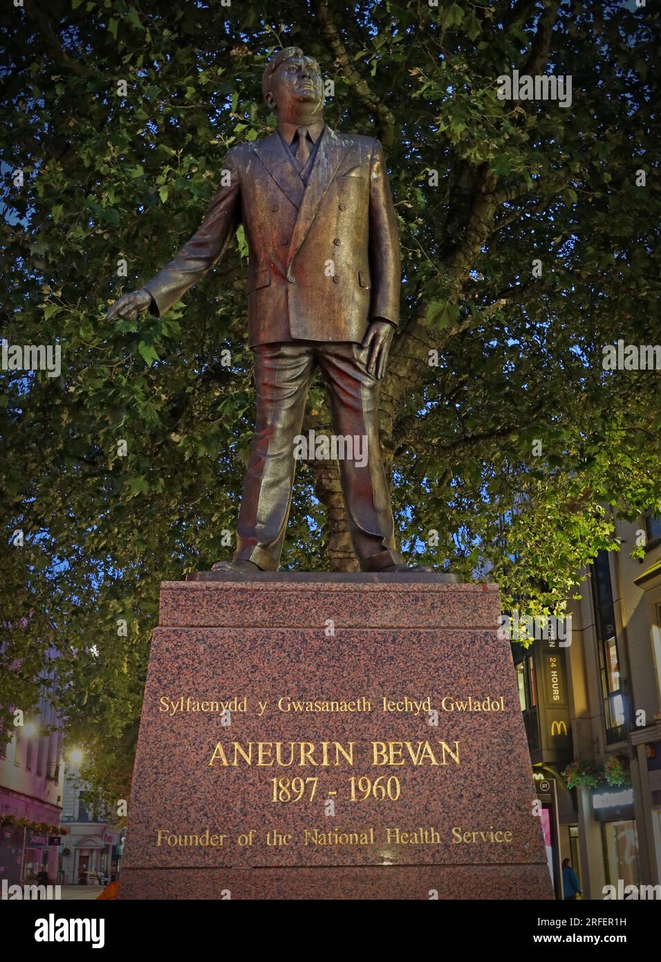 Statua di Aneurin Bevan, 1897-1960, fondatore del National Health Service NHS, di Robert Thomas, Queen Street, Cardiff, Galles, REGNO UNITO, CF10 2BU Foto Stock