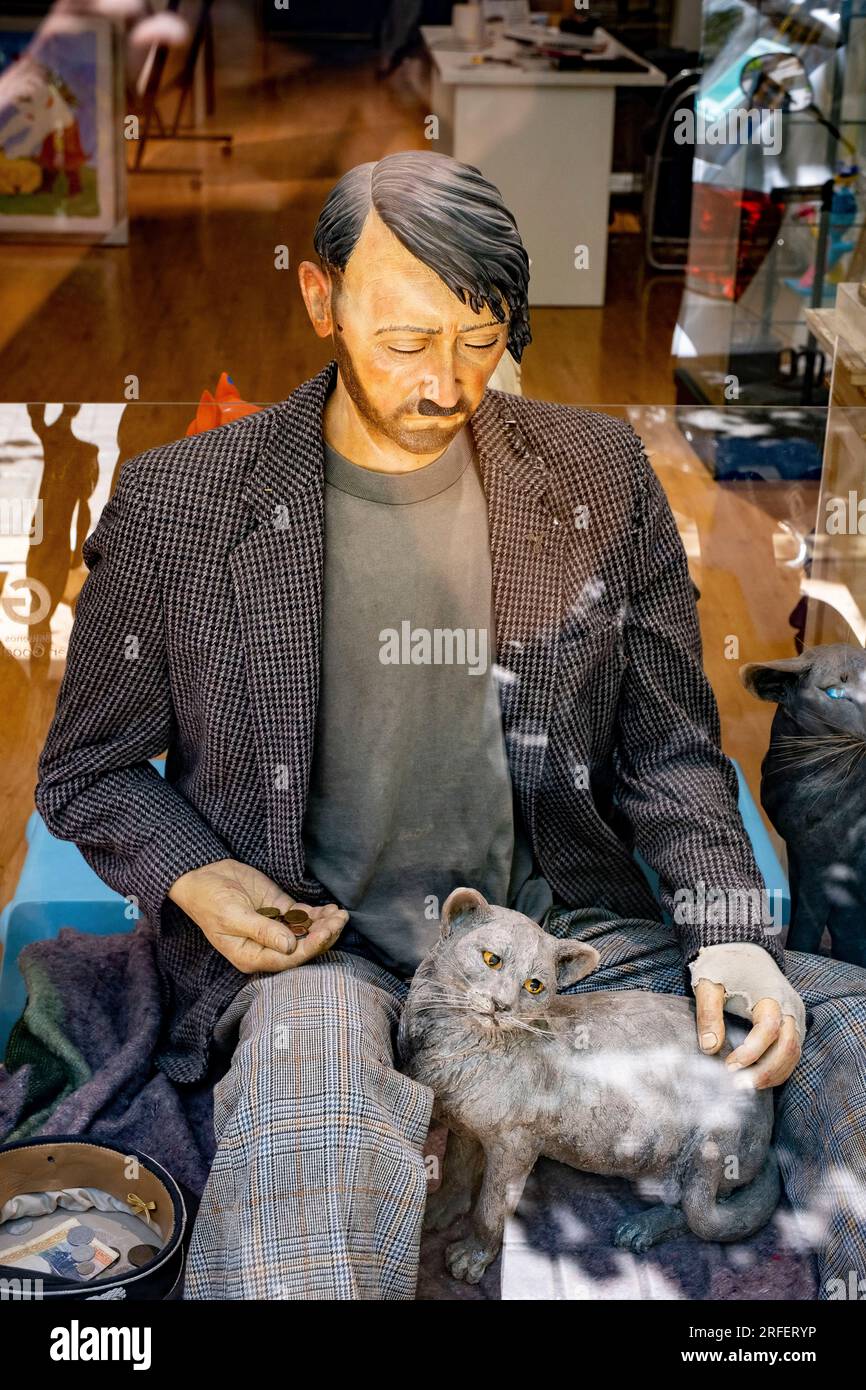 Spagna, Valencia, distretto di Ruzafa, calle Ciril Amoros, modello che rappresenta Adolf Hiltler come senzatetto mendicante con un gatto Foto Stock