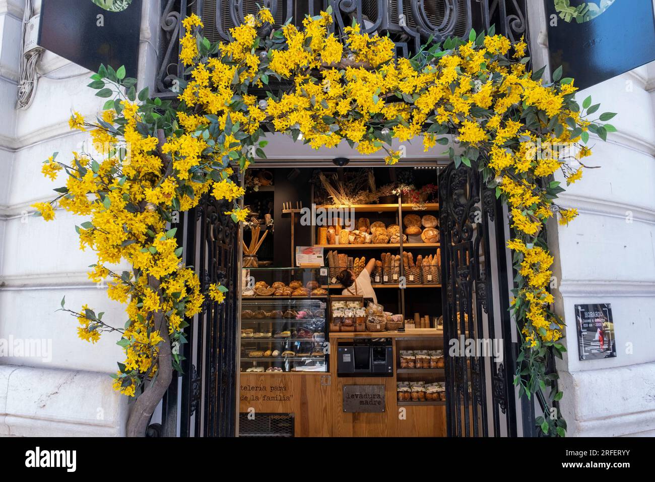 Spagna, Valencia, distretto di Ruzafa, panetteria con decorazioni floreali Foto Stock