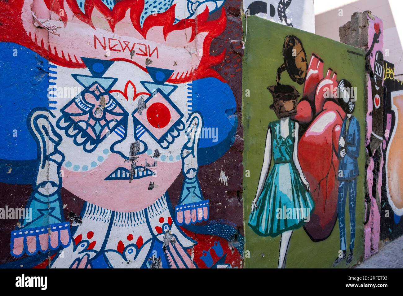 Spagna, Valencia, barrio del Carmen, Street art, Disneylexya e Nena Wapa Wapa e David de Limón man Foto Stock