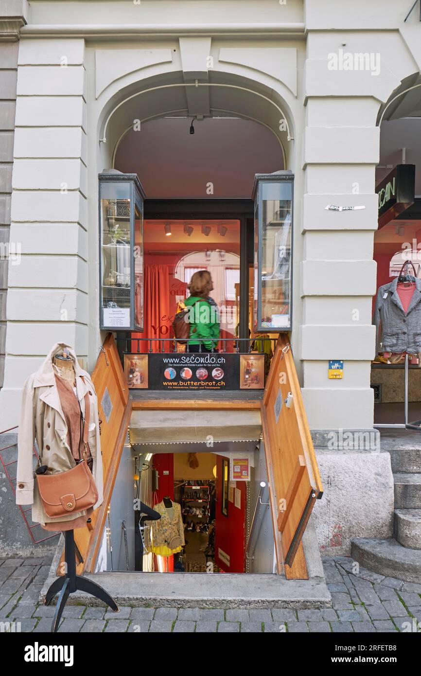 Svizzera, Cantone di Berna, Berna, città vecchia dichiarata Patrimonio dell'Umanità dall'UNESCO, negozio Thrift Foto Stock
