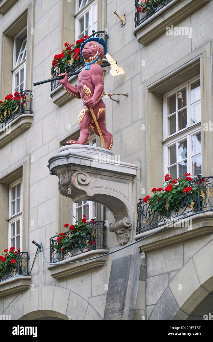 Svizzera, Cantone di Berna, Berna, città vecchia dichiarata Patrimonio dell'Umanità dall'UNESCO, statua della scimmia rosa su un edificio in via Kramgass Foto Stock Svizzera, Cantone di Berna, Berna, città vecchia dichiarata Patrimonio dell'Umanità dall'UNESCO, statua della scimmia rosa su un edificio in via Kramgass Foto Stock