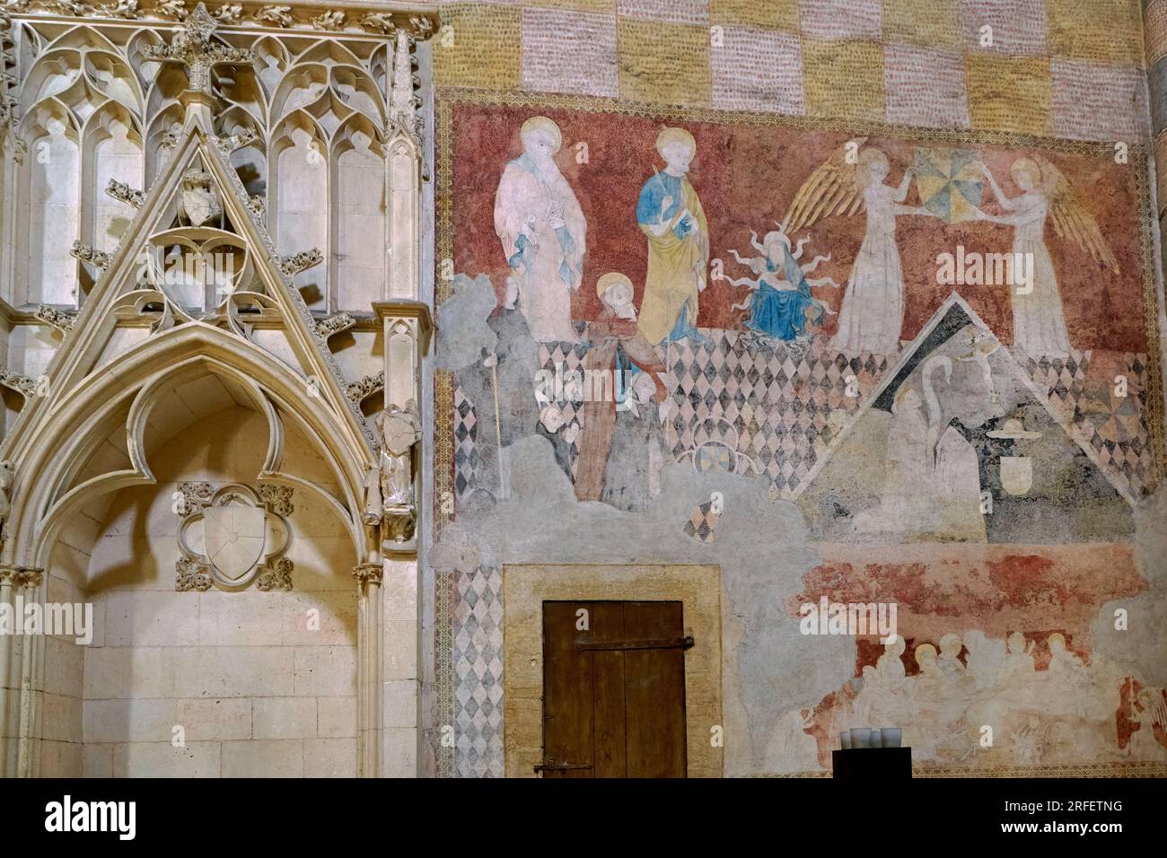Svizzera, cantone di Vaud, Envy Romainmotier, ex chiesa abbaziale di Saint Pierre et Saint-Paul, ora tempio protestante, murales Foto Stock