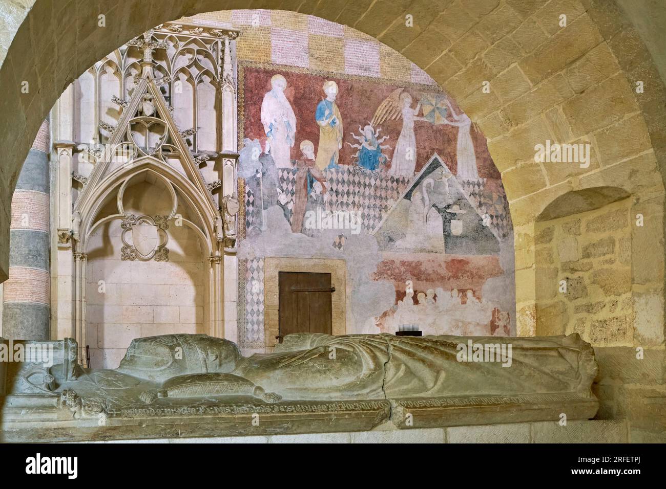 Svizzera, cantone di Vaud, invidia Romainmotier, ex chiesa abbaziale di Saint Pierre et Saint-Paul, ora tempio protestante, tomba del priore Henri de Severy e murales Foto Stock