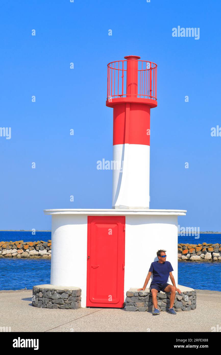 Francia, Herault, Etang de Thau, Marseillan, faro all'ingresso del porticciolo Foto Stock