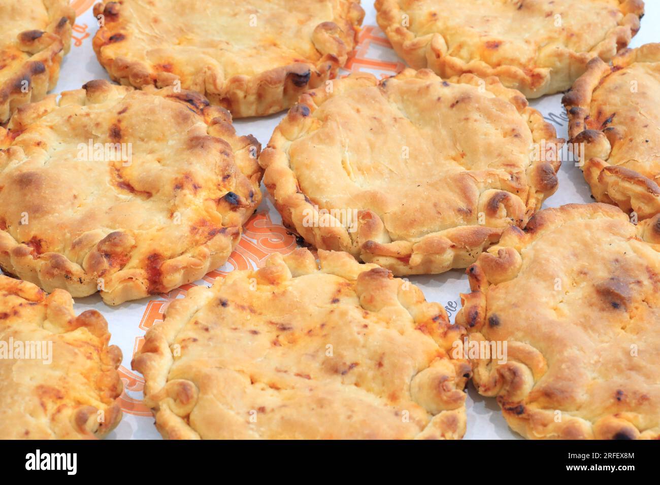 Francia, Herault, Sete, la Cettoise, tielles artigianali o tielles a la setoise (torte con polpo e salsa di pomodoro) Foto Stock