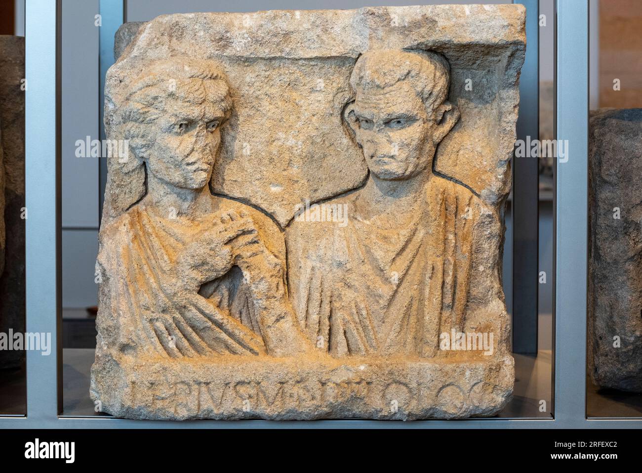 Francia, Aude, Narbonne, Narbo via Museum, Museo Archeologico progettato dall'architetto Norman Foster, stele di ritratti di Valerio Filologo e Qutia Silvana del II secolo d.C., scena di matrimoni Foto Stock
