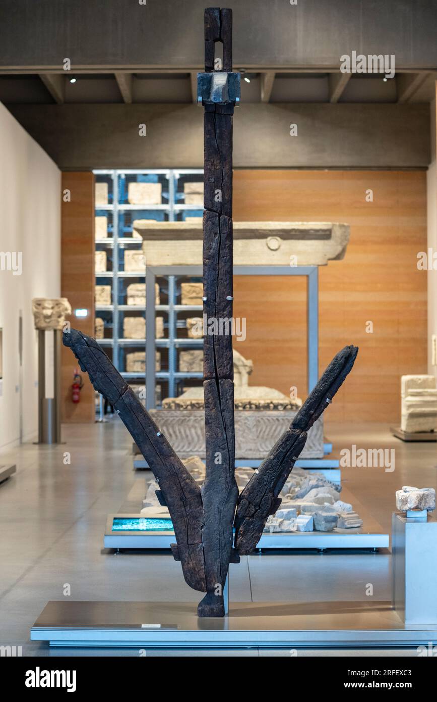 Francia, Aude, Narbonne, Narbo via Museum, Museo Archeologico progettato dall'architetto Norman Foster, ancoraggio marino in legno registrato LPP dal i secolo d.C. Foto Stock