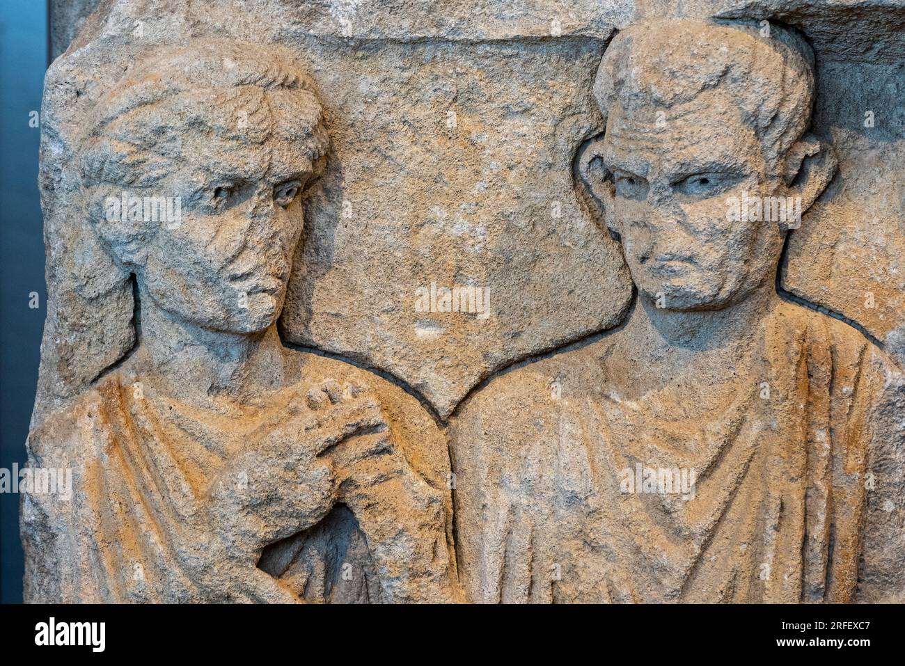 Francia, Aude, Narbonne, Narbo via Museum, Museo Archeologico progettato dall'architetto Norman Foster, stele di ritratti di Valerio Filologo e Qutia Silvana del II secolo d.C., scena di matrimoni Foto Stock