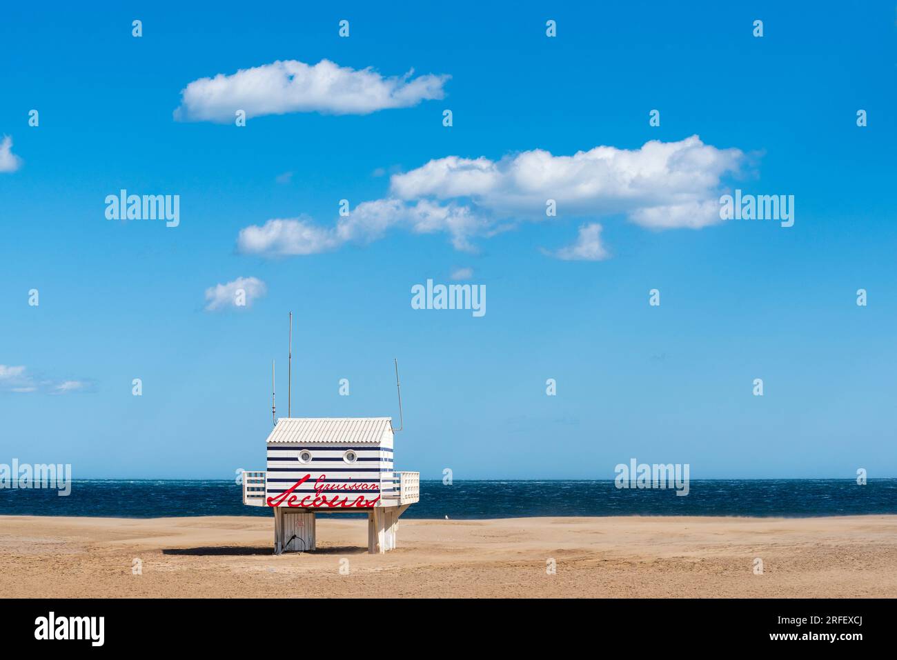 Francia, Aude, Parco naturale regionale di Narbonne nel Mediterraneo, Gruissan, Plage des Chalets, stazione di bagnino Foto Stock