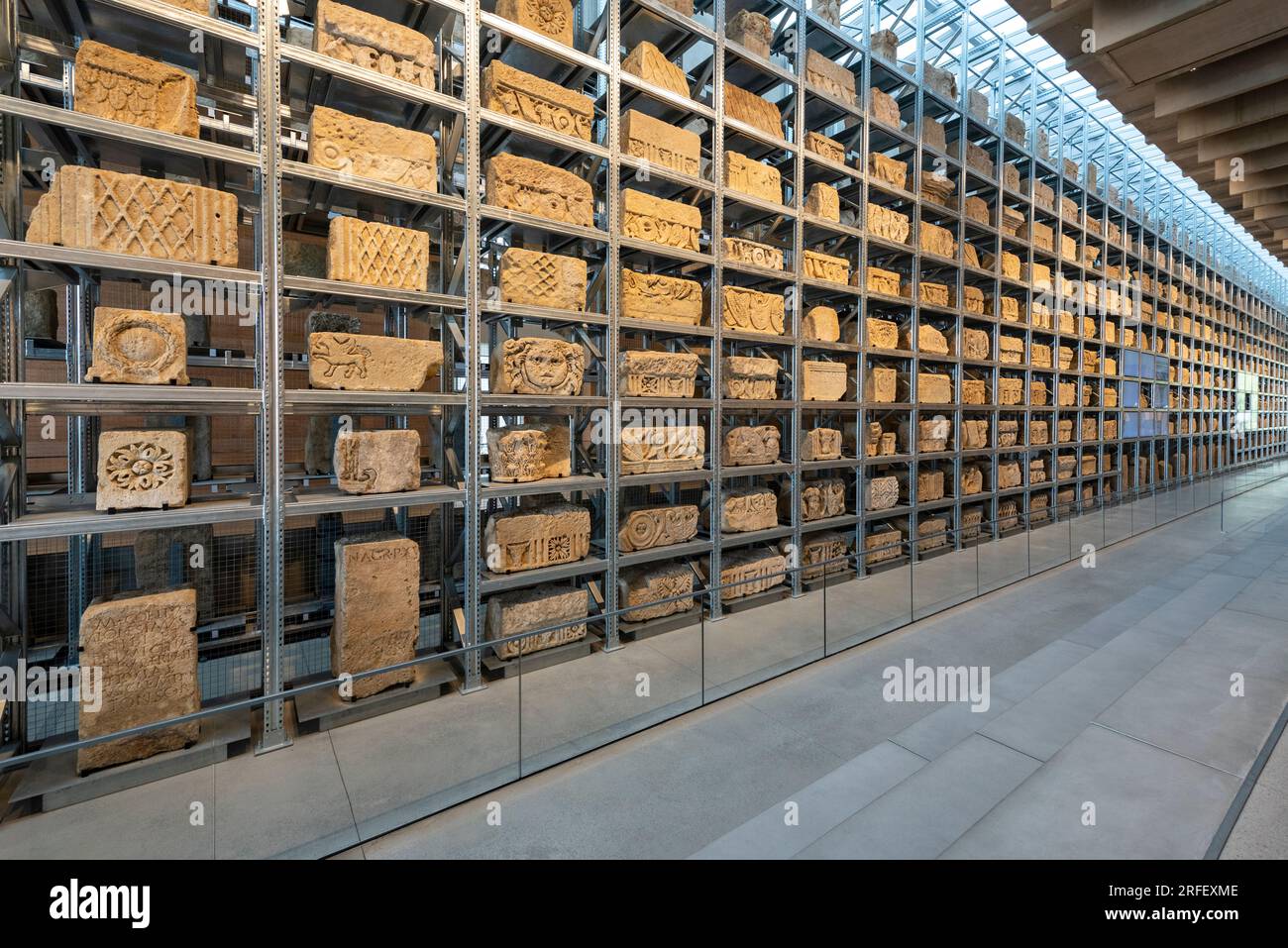 Francia, Aude, Narbonne, Narbo via Museum, Museo Archeologico progettato dall'architetto Norman Foster, galleria lapidaria che presenta blocchi scolpiti del periodo romano di Narbona Foto Stock