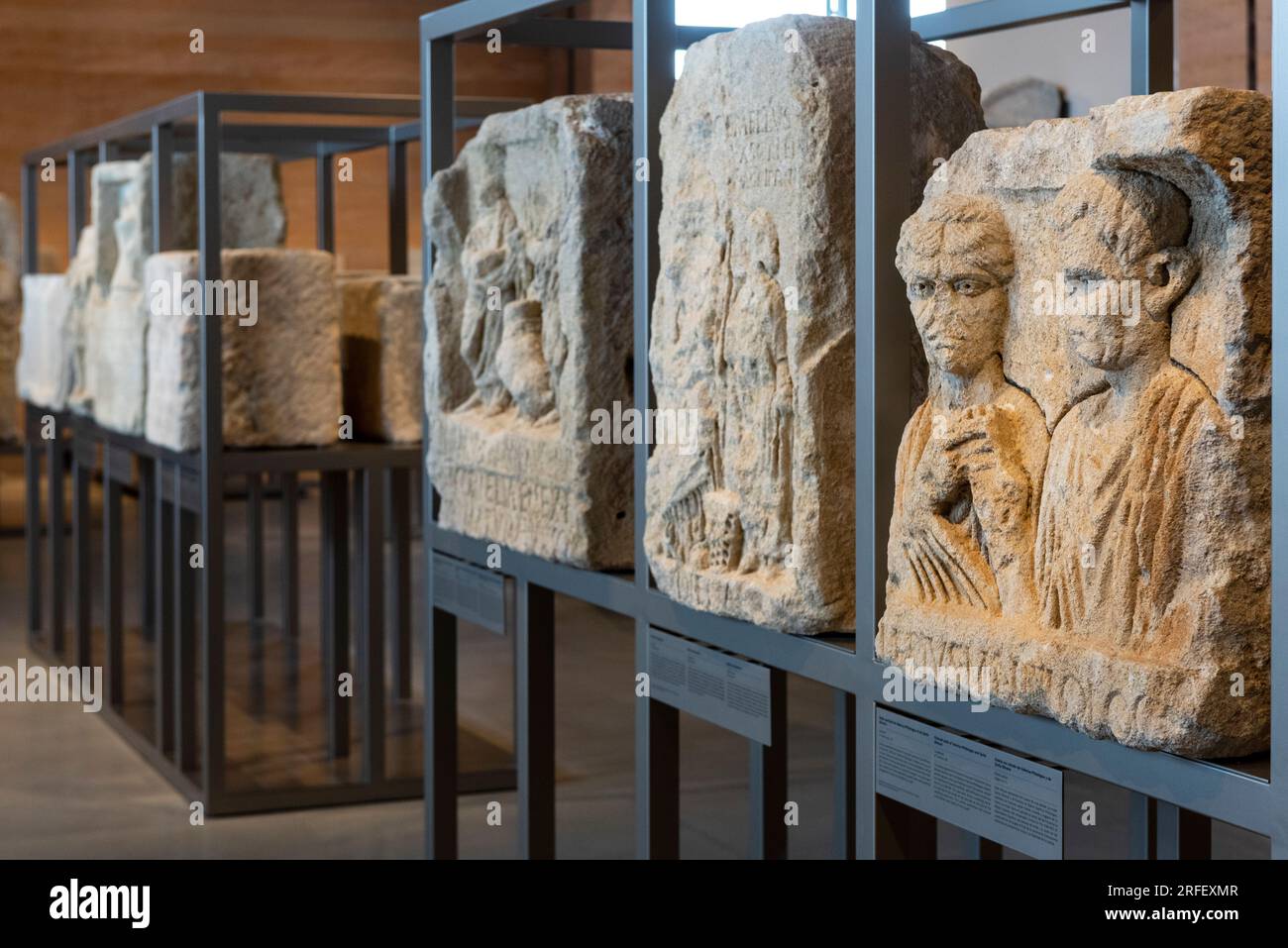 Francia, Aude, Narbonne, Narbo via Museum, Museo Archeologico progettato dall'architetto Norman Foster, stele di ritratti di Valerio Filologo e Qutia Silvana del II secolo d.C., scena di matrimoni Foto Stock