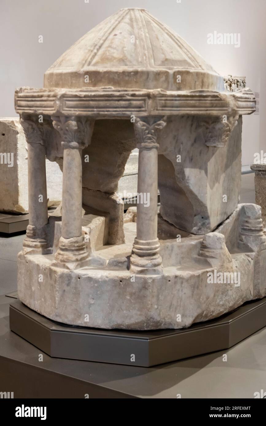 Francia, Aude, Narbonne, Narbo via Museum, Museo Archeologico progettato dall'architetto Norman Foster, replica in miniatura del Santo Sepolcro di Gerusalemme in marmo dei Pirenei del V secolo Foto Stock