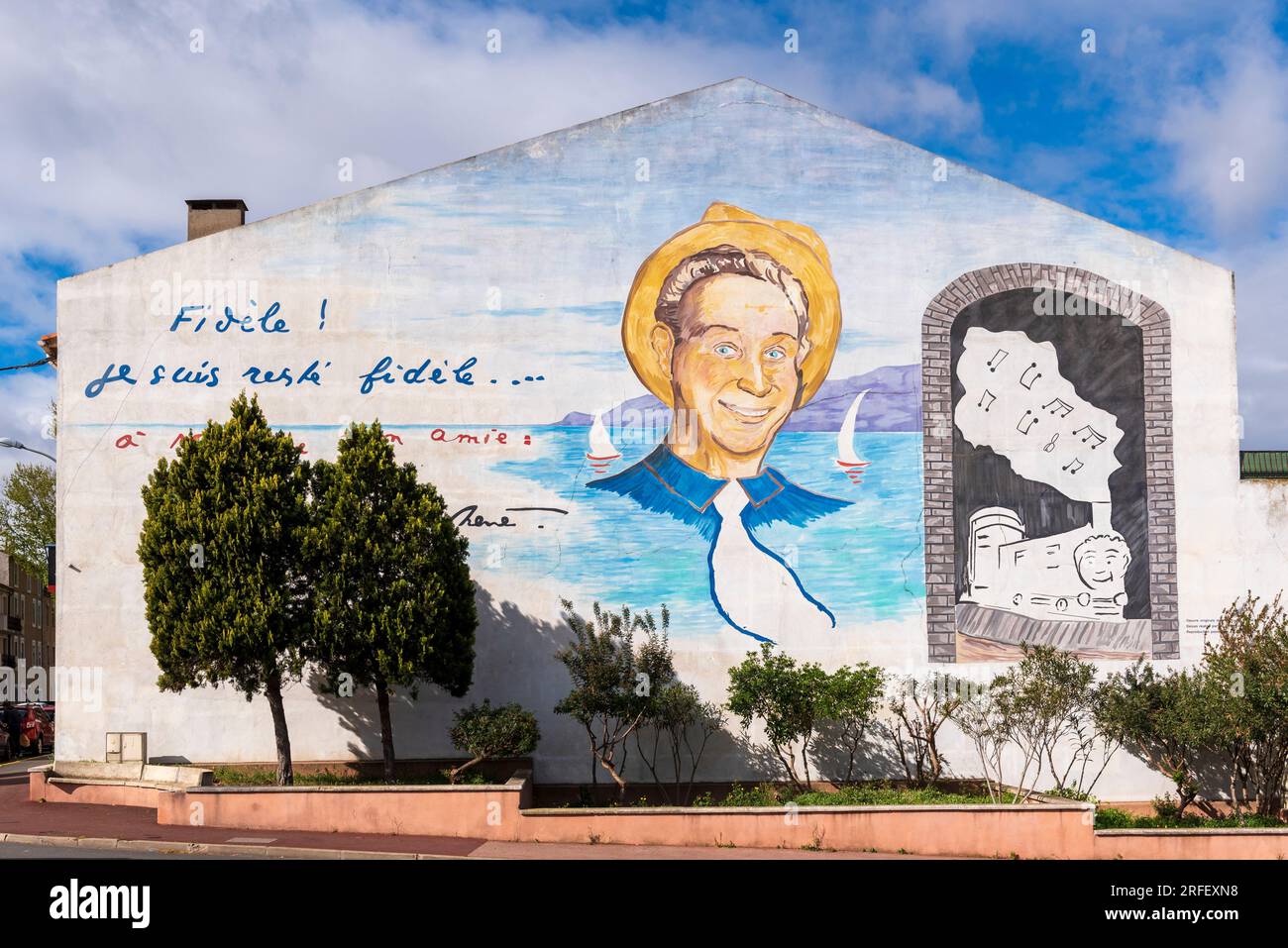 Francia, Aude, Narbonne, muro dipinto che rappresenta Charles Trenet nativo della città Foto Stock