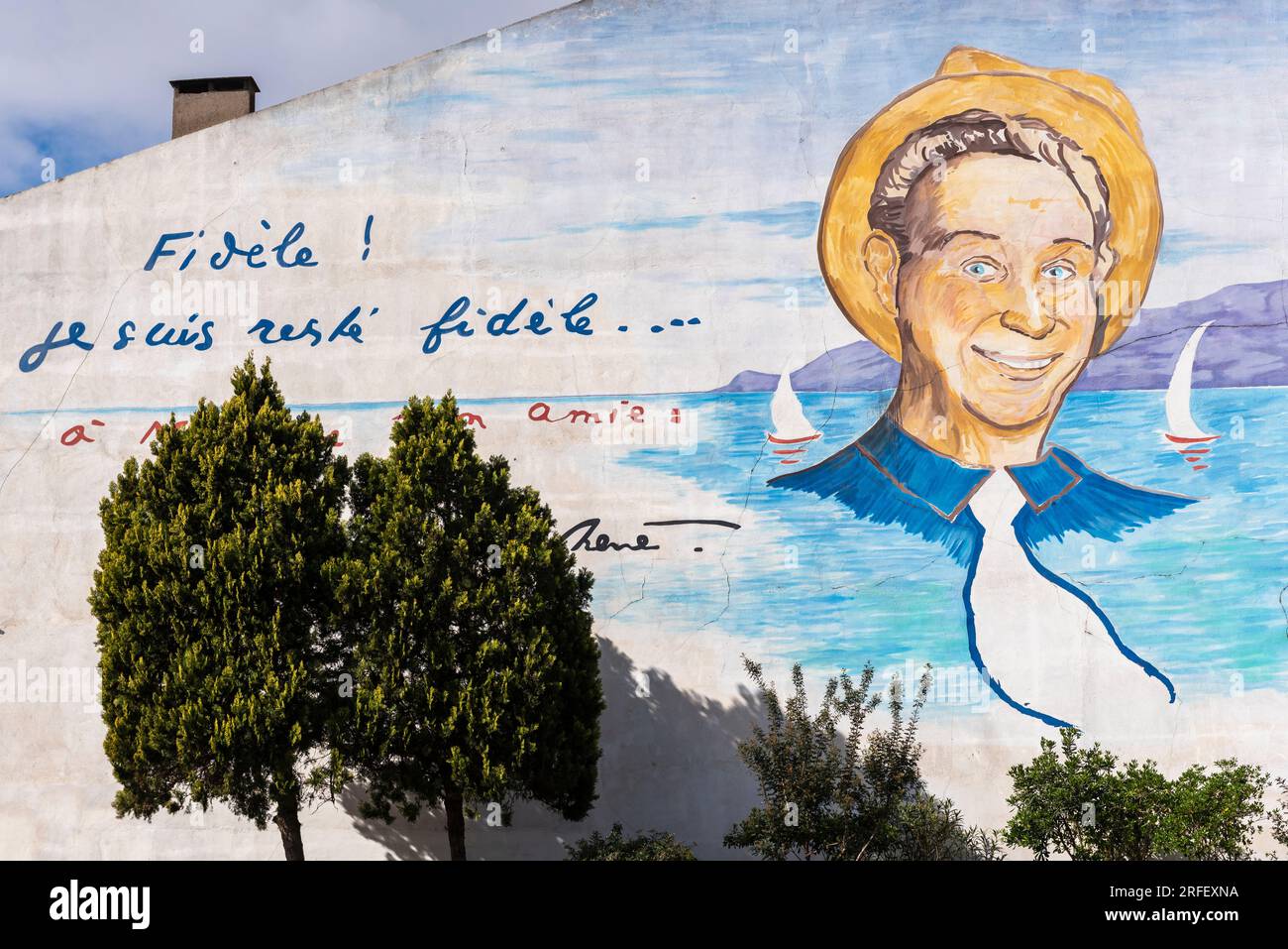 Francia, Aude, Narbonne, muro dipinto che rappresenta Charles Trenet nativo della città Foto Stock
