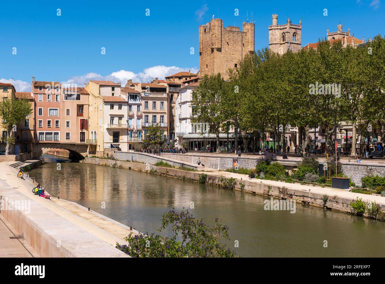 Francia, Aude, Narbonne, Robine Canal (iscritto nella lista dei patrimoni dell'umanità dell'UNESCO) con il Pont des Marchands (uno dei pochi ancora abitati in Francia) e la torre (Palais Vieux) del Palais des Arcivescovi Foto Stock