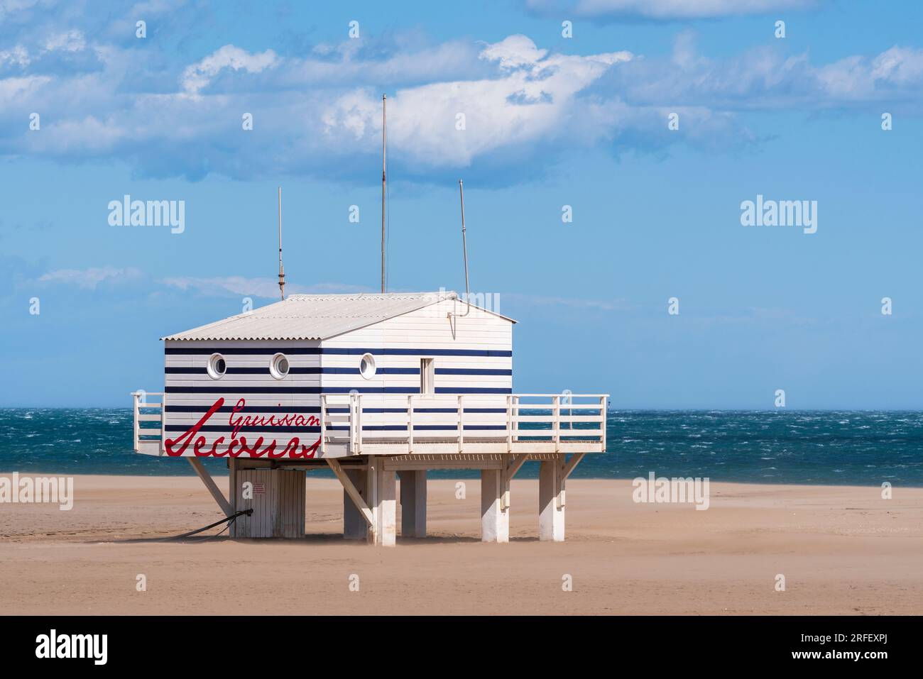 Francia, Aude, Parco naturale regionale di Narbonne nel Mediterraneo, Gruissan, Plage des Chalets, stazione di bagnino Foto Stock