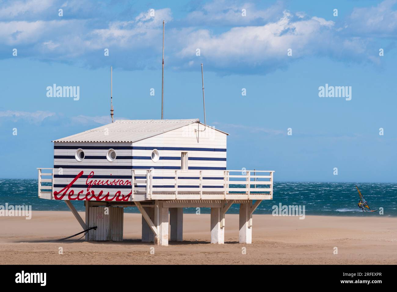 Francia, Aude, Parco naturale regionale di Narbonne nel Mediterraneo, Gruissan, Plage des Chalets, stazione di bagnino Foto Stock