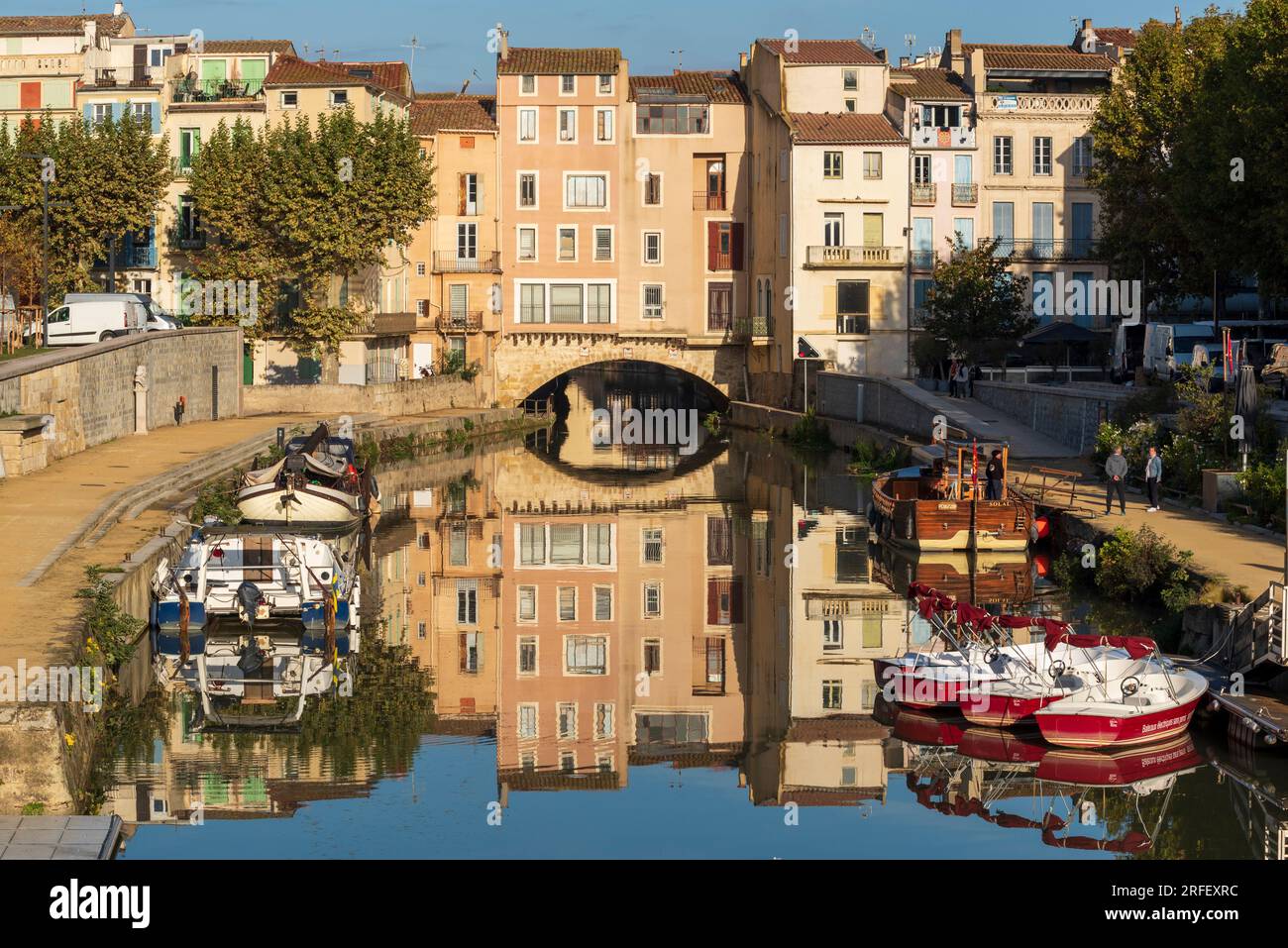 Francia, Aude, Narbonne, Robine Canal, dichiarato Patrimonio dell'Umanità dall'UNESCO, il Pont des Marchands, uno dei pochi ancora abitati in Francia Foto Stock