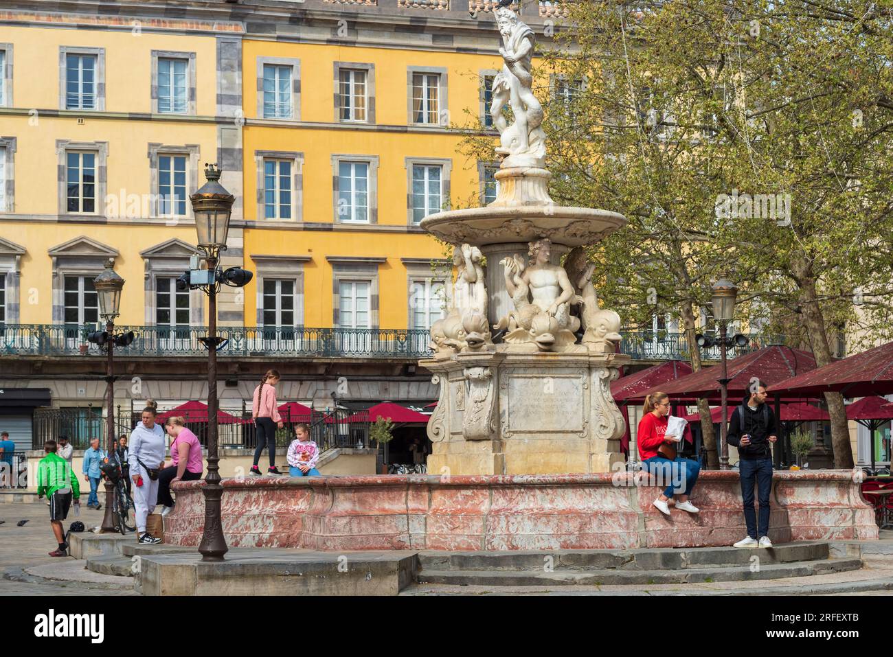 Francia, Aude, Carcassonne, Place Carnot, fontana di Nettuno Foto Stock