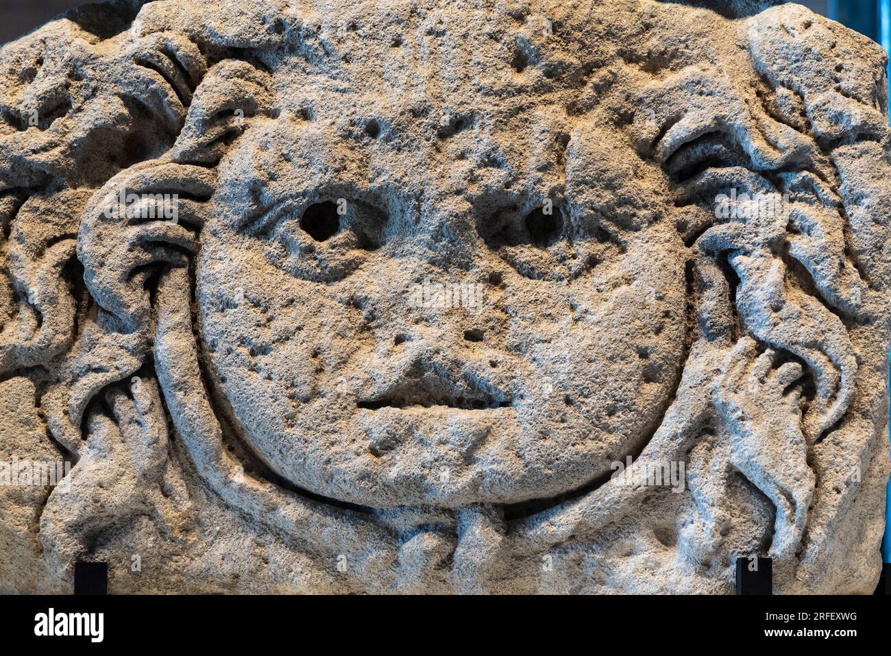 Francia, Aude, Narbonne, Narbo via Museum, Museo Archeologico progettato dall'architetto Norman Foster, muro lapidario che presenta blocchi scolpiti del periodo romano di Narbona, testa di gorgone, medusa Foto Stock