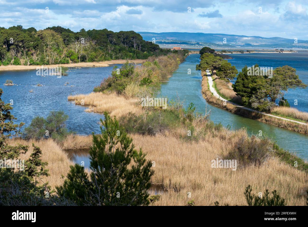 Francia, Aude, Port la Nouvelle, riserva naturale regionale di Sainte Lucie, canale Robine (al centro) iscritto nella lista dei patrimoni dell'umanità dell'UNESCO e laghetto l'ayralle (sulla destra) Foto Stock