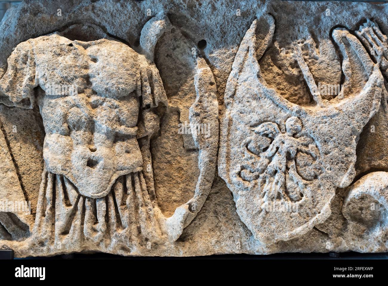 Francia, Aude, Narbonne, Narbo via Museum, Museo Archeologico progettato dall'architetto Norman Foster, parete lapidaria che presenta blocchi scolpiti del periodo romano di Narbona Foto Stock