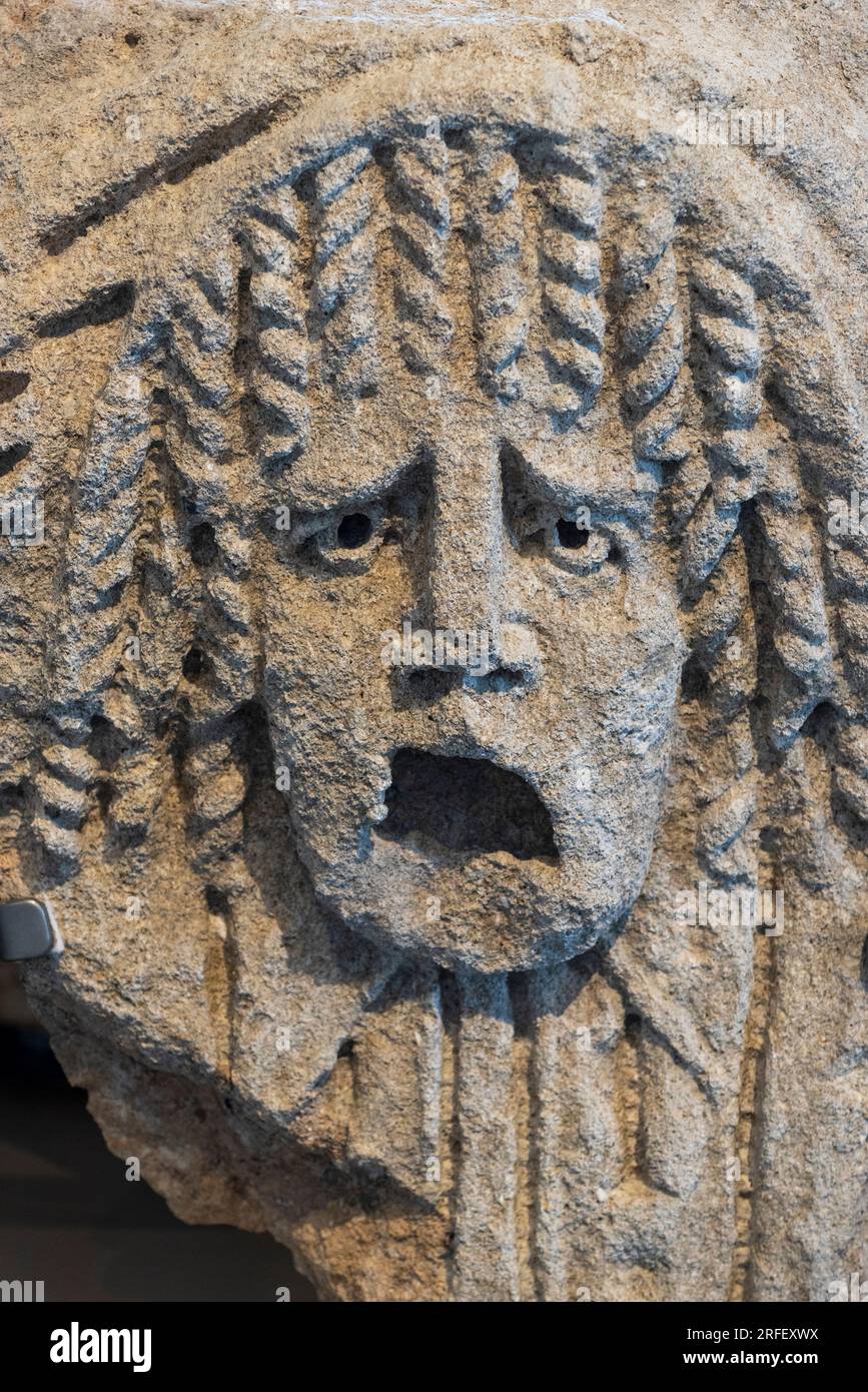 Francia, Aude, Narbonne, Narbo via Museum, Museo Archeologico progettato dall'architetto Norman Foster, rilievo che rappresenta una tragica maschera teatrale del i secolo a.C. Foto Stock