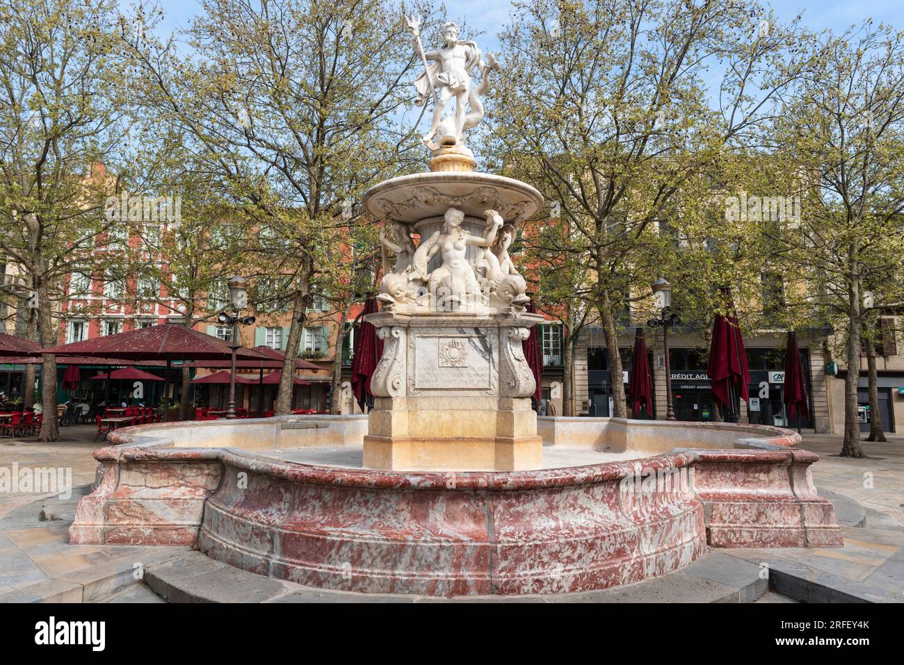 Francia, Aude, Carcassonne, Place Carnot, fontana di Nettuno Foto Stock