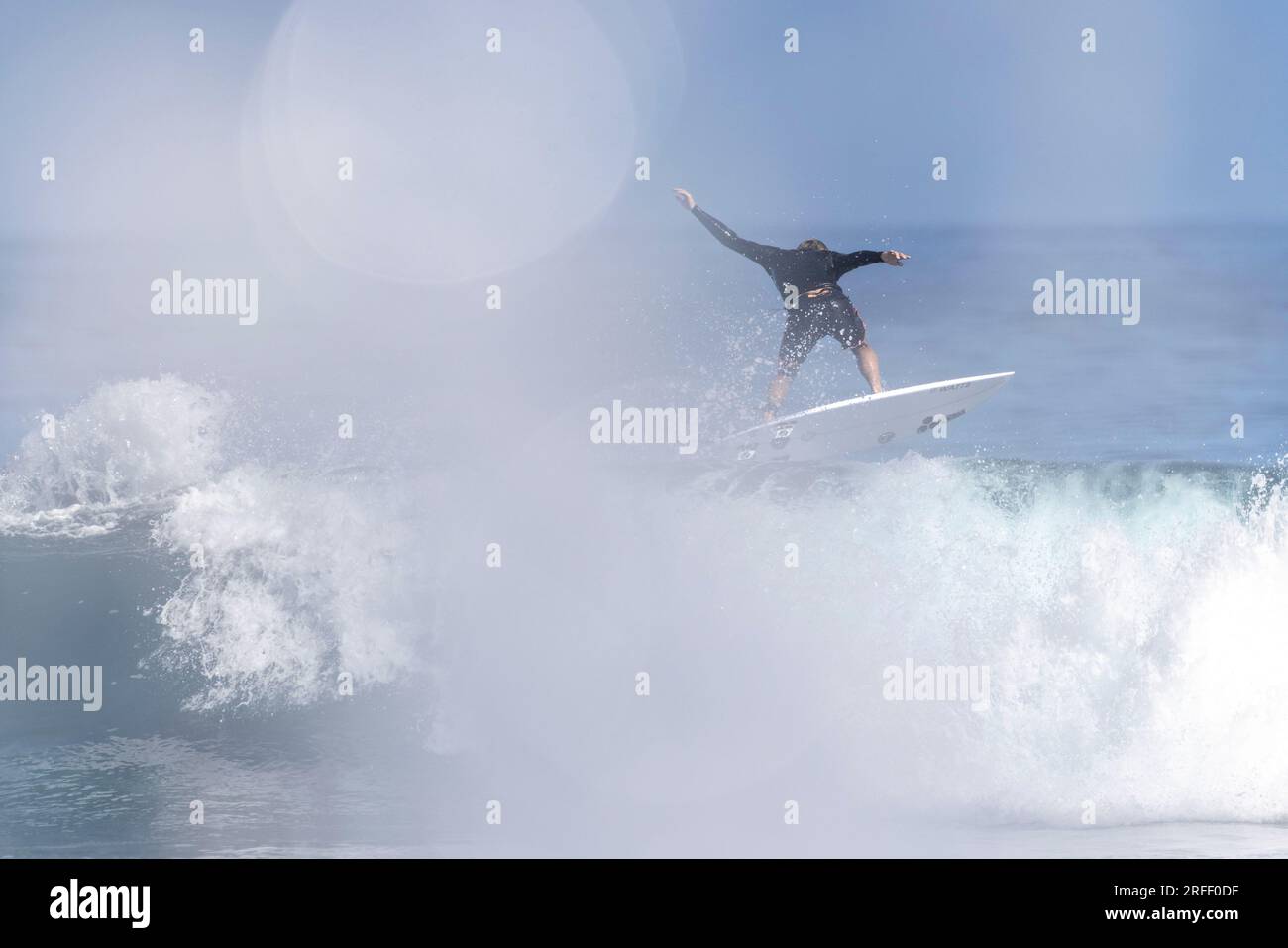 Francia, Reunion Island, surf sulla spiaggia di Saint Leu Foto Stock