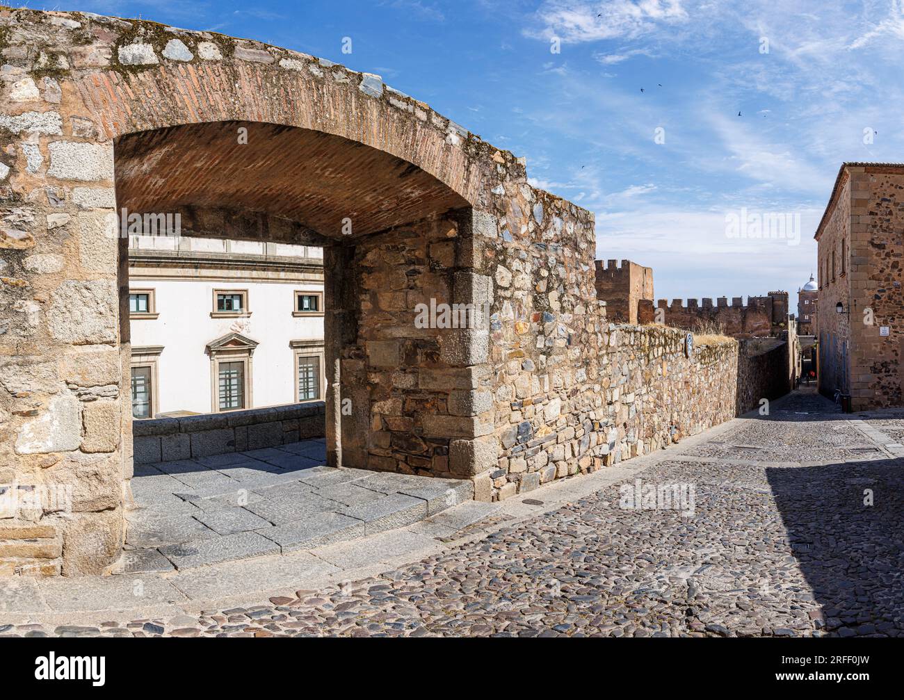 Spagna, Estremadura, Caceres, città vecchia di Caceres, dichiarata Patrimonio dell'Umanità dall'UNESCO, le mura della città Foto Stock