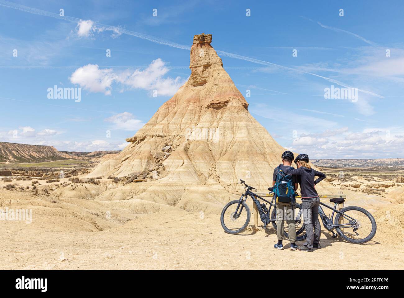 Spagna, Navarra, Arguedas, la riserva della biosfera delle Bardenas Reales e il parco naturale dichiarato Patrimonio dell'Umanità dall'UNESCO, Bardena Blanca, coppia con biciclette prima di El Cabezo de Castildetierra Foto Stock