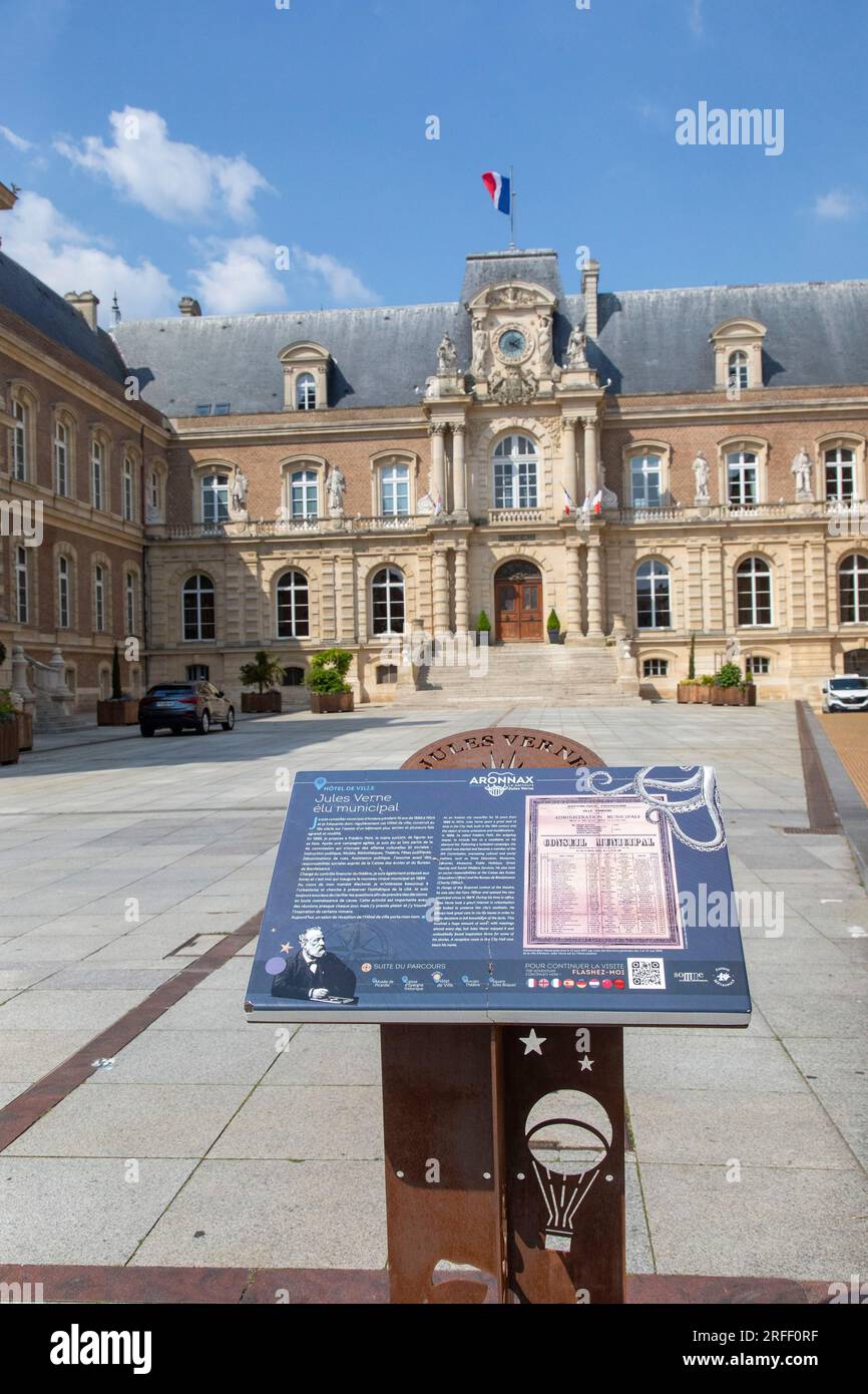 Francia, somme, Amiens, municipio, panel che ci informa del ruolo di consigliere comunale di Jules Verne dal 1888 al 1904 Foto Stock