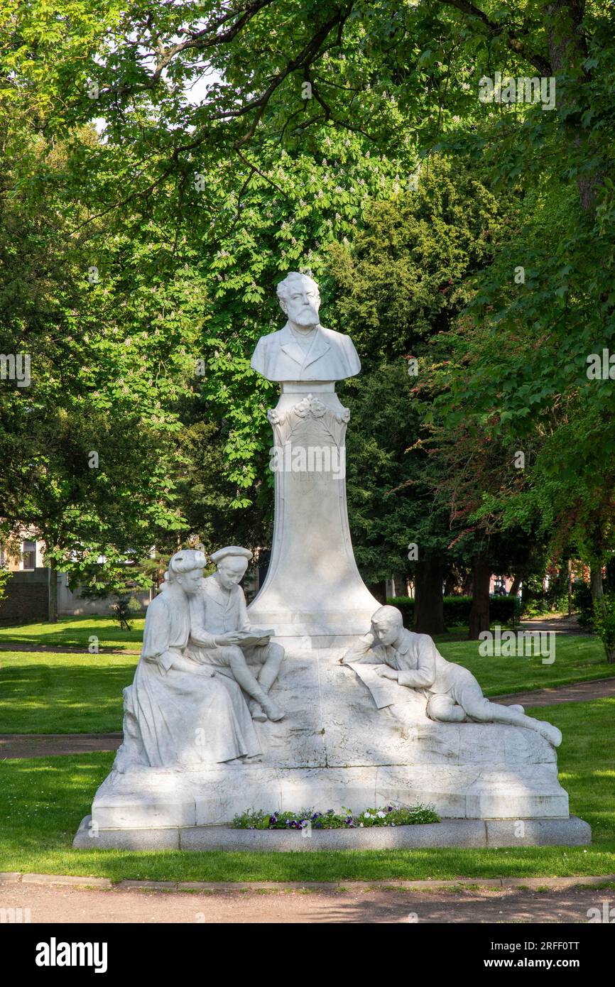 Francia, somme, Amiens, Piazza Jules Verne, monumento scolpito da Albert Roze che rappresenta Jules Verne e 3 bambini che leggono viaggi straordinari Foto Stock