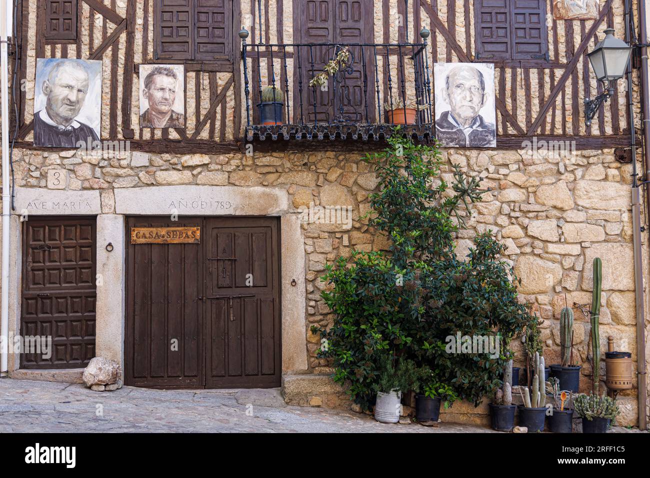 Spagna, Castiglia e Leon, Mogarraz, alcuni ritratti del progetto Retrata2-388 di Florencio Maillo su case in legno Foto Stock