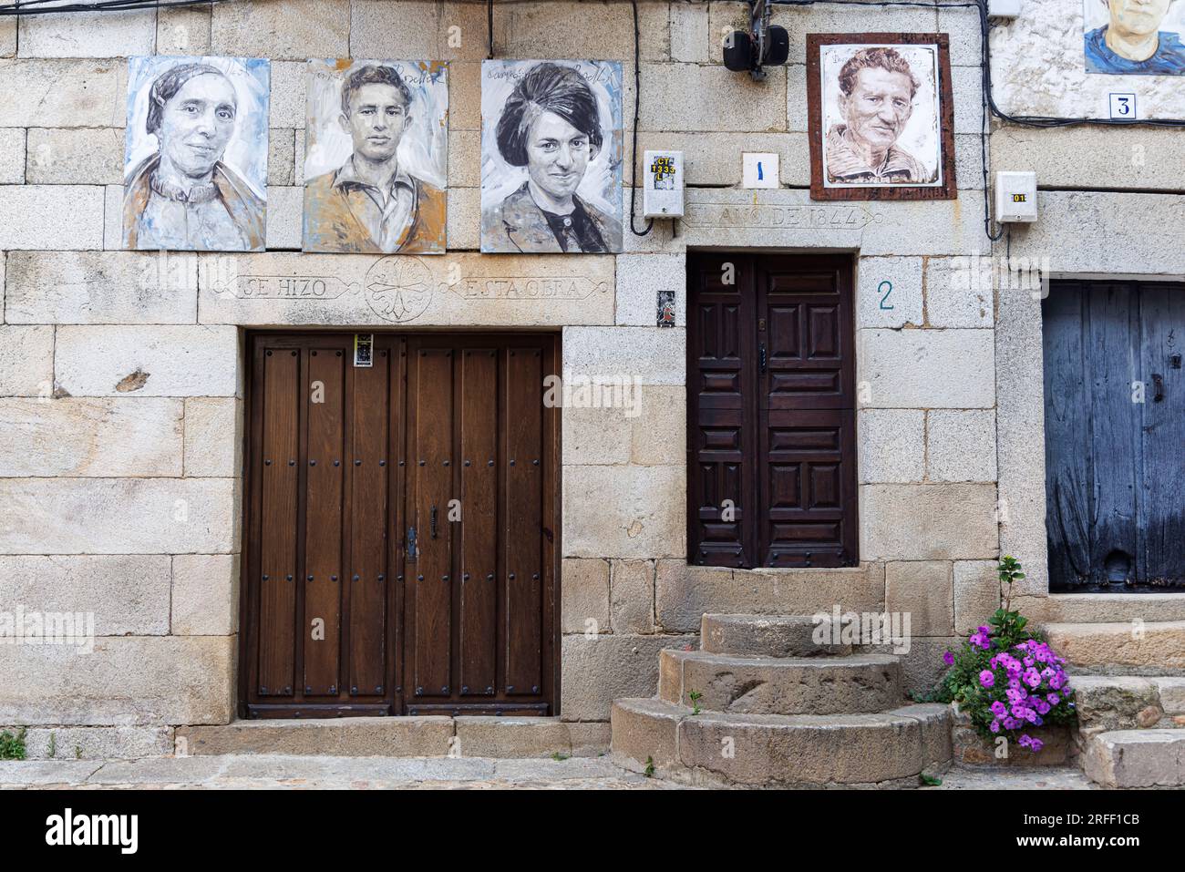 Spagna, Castiglia e Leon, Mogarraz, alcuni ritratti del progetto Retrata2-388 di Florencio Maillo su una casa Foto Stock