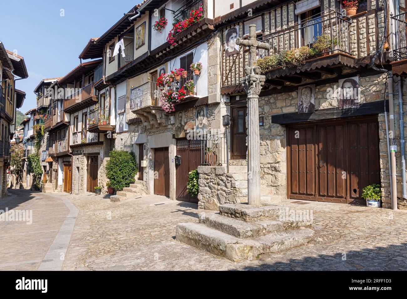 Spagna, Castiglia e Leon, Mogarraz, attraversano una strada del villaggio Foto Stock