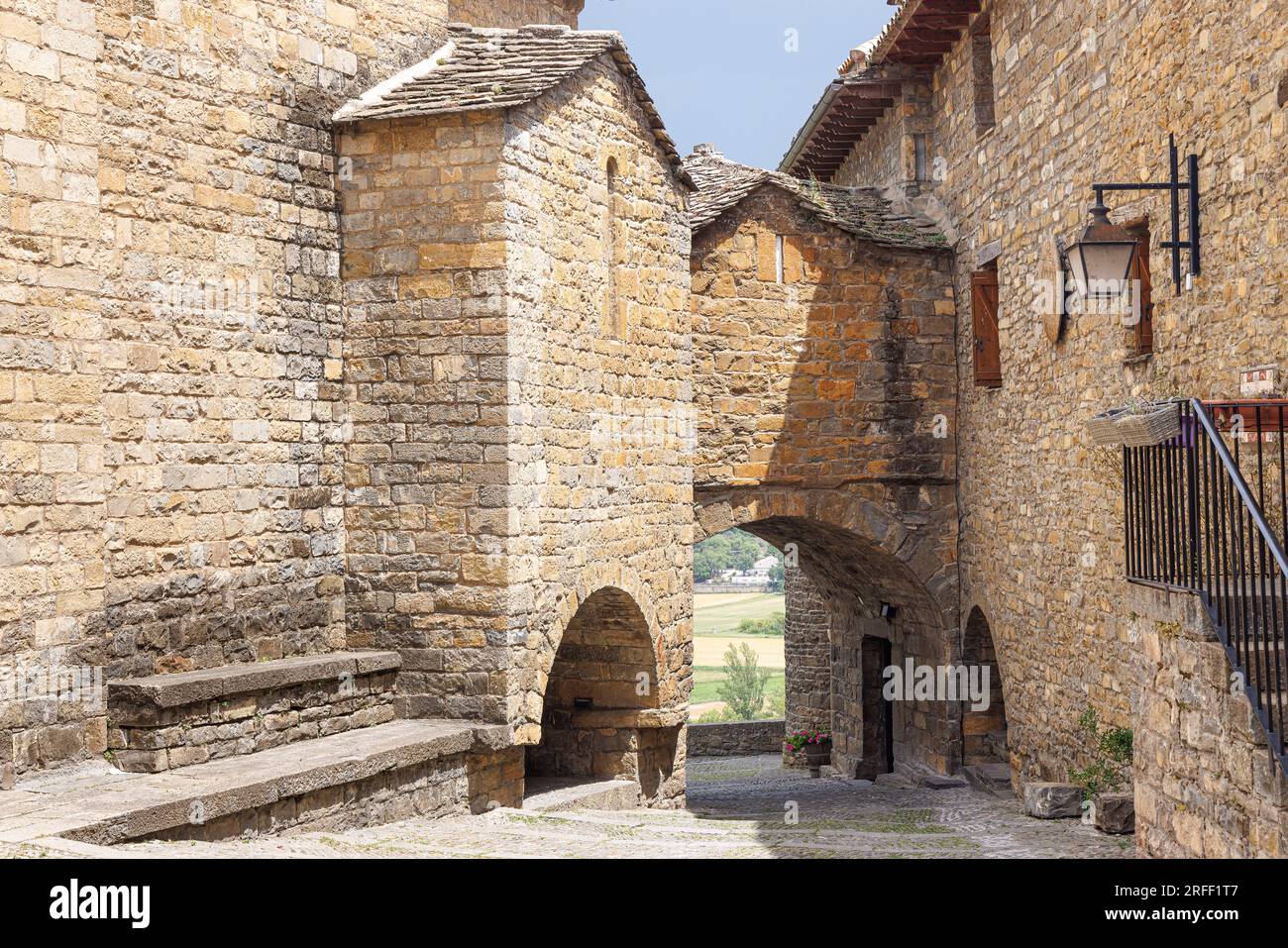 Spagna, Aragona, Ainsa, porta della città fortificata Foto Stock