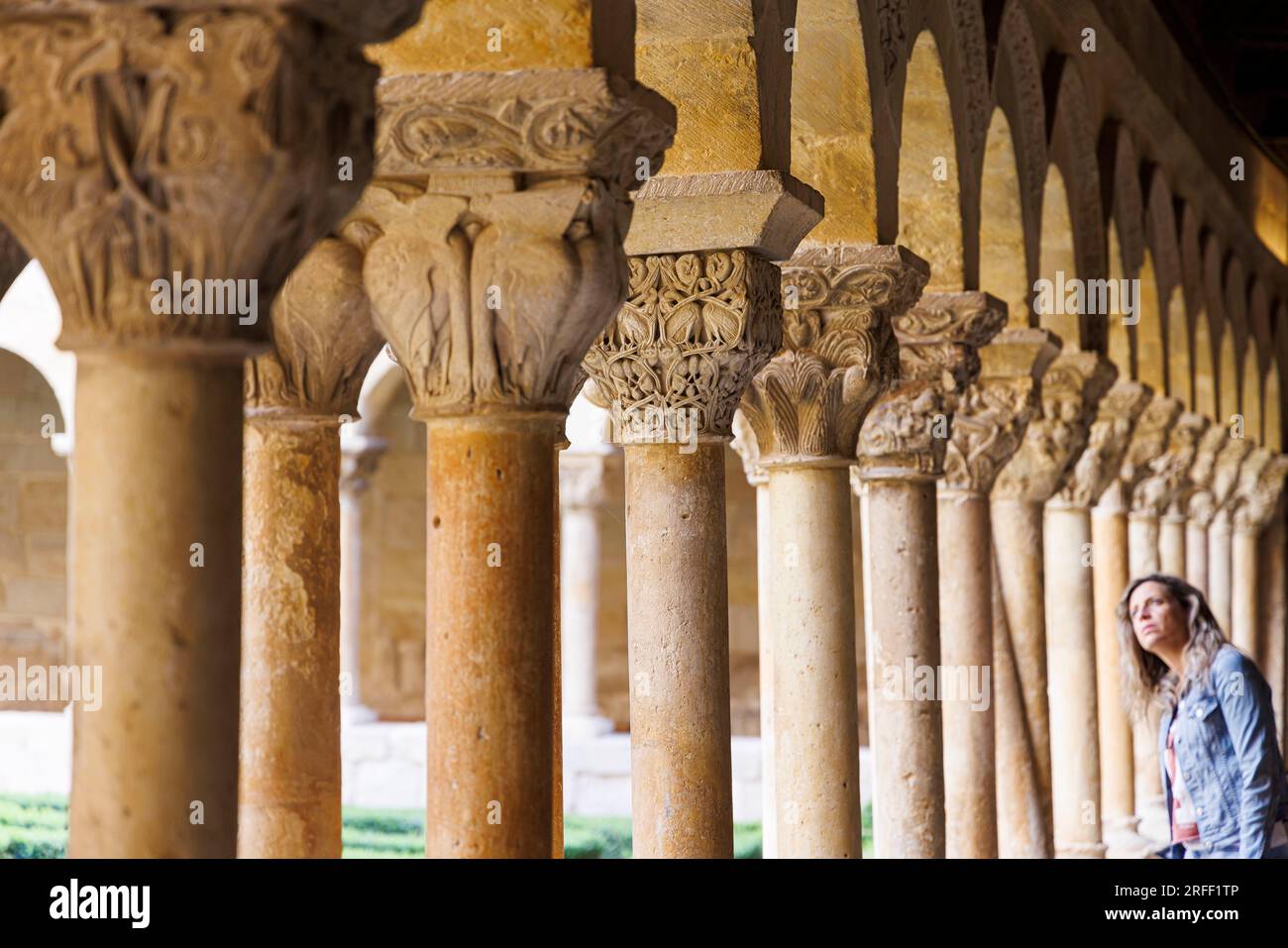 Spagna, Castiglia e León, Santo Domingo de Silos, chiostro del monastero, pilastri Foto Stock