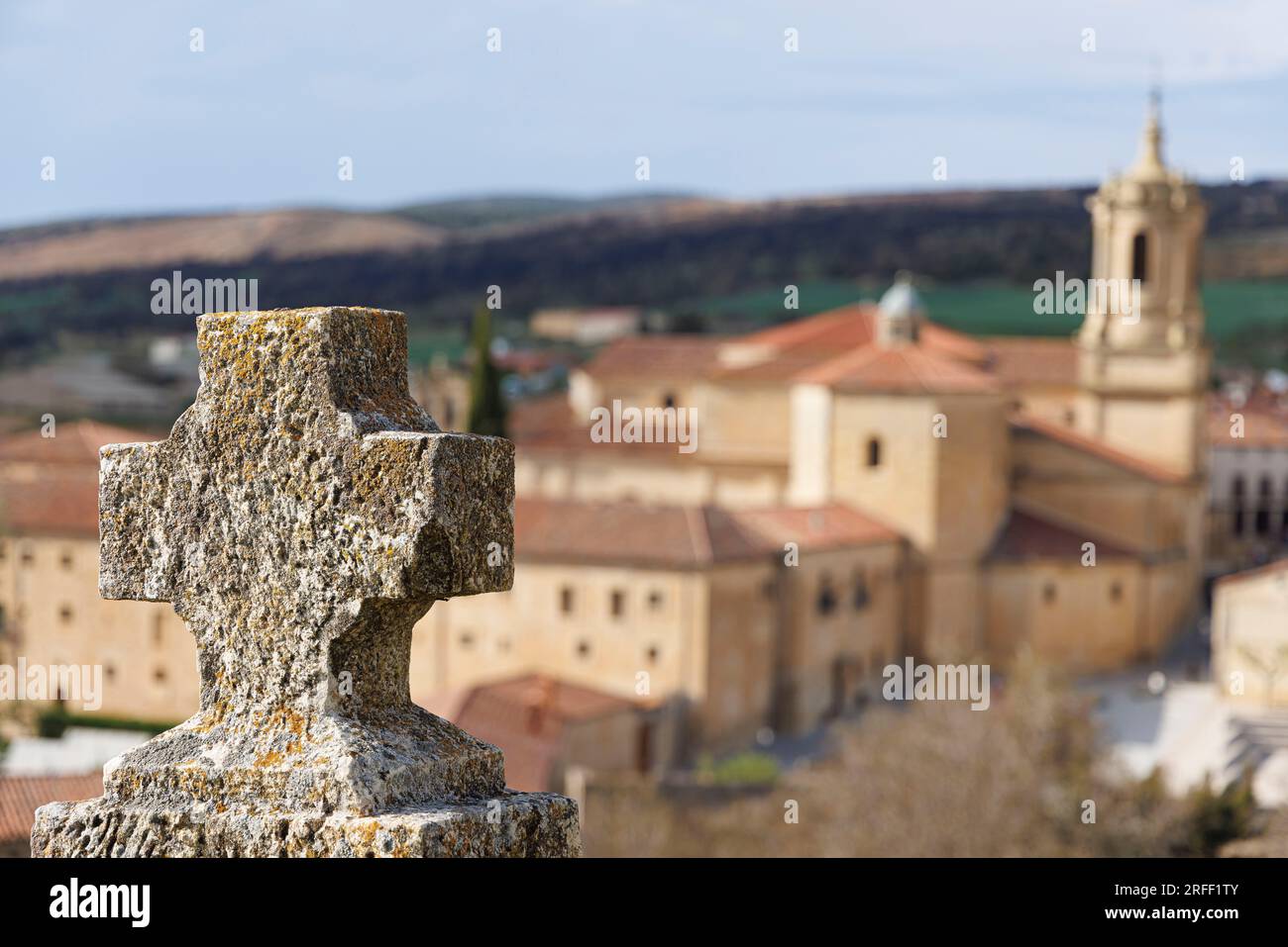 Spagna, Castiglia e León, Santo Domingo de Silos, croce di pietra e monastero Foto Stock