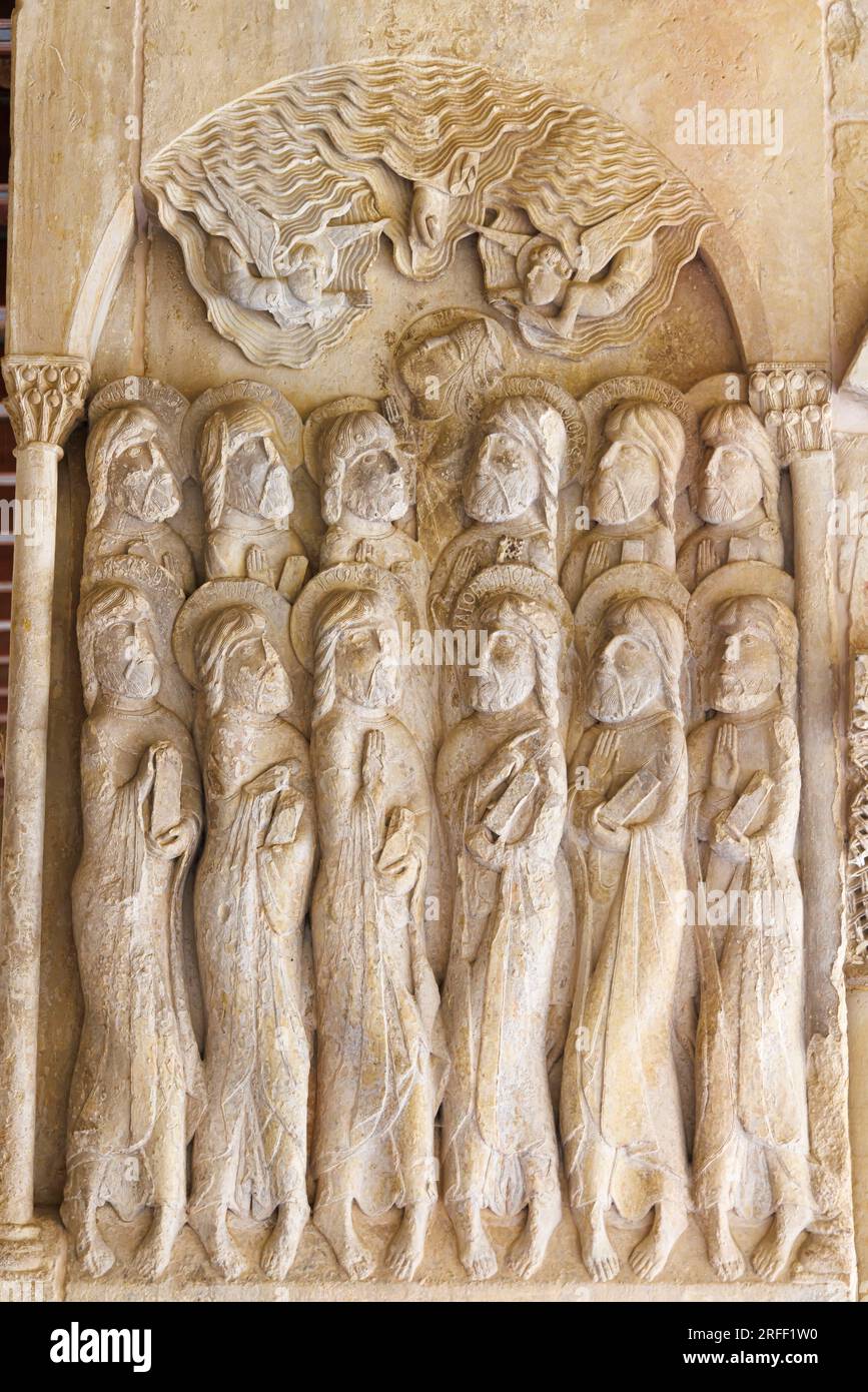 Spagna, Castiglia e León, Santo Domingo de Silos, chiostro del monastero, dettaglio scultura di un pilastro Foto Stock