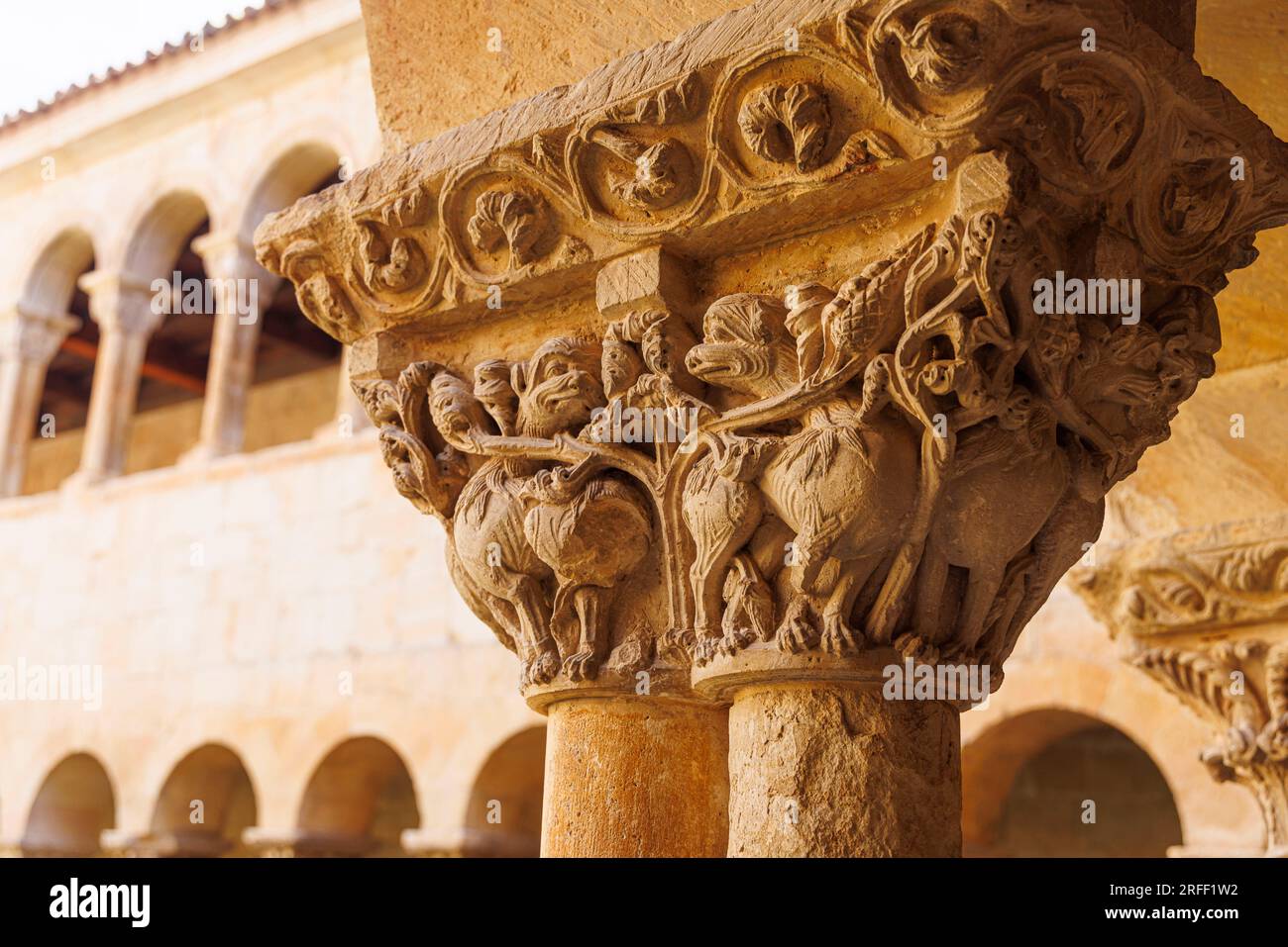 Spagna, Castiglia e León, Santo Domingo de Silos, chiostro del monastero, sculture di una capitale a pilastri Foto Stock