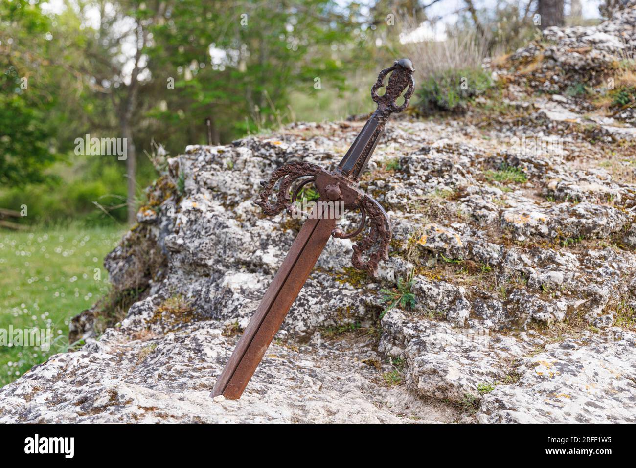 Spagna, Castiglia e Leon, Santo Domingo de Silos, spada in una roccia come Excalibur Foto Stock