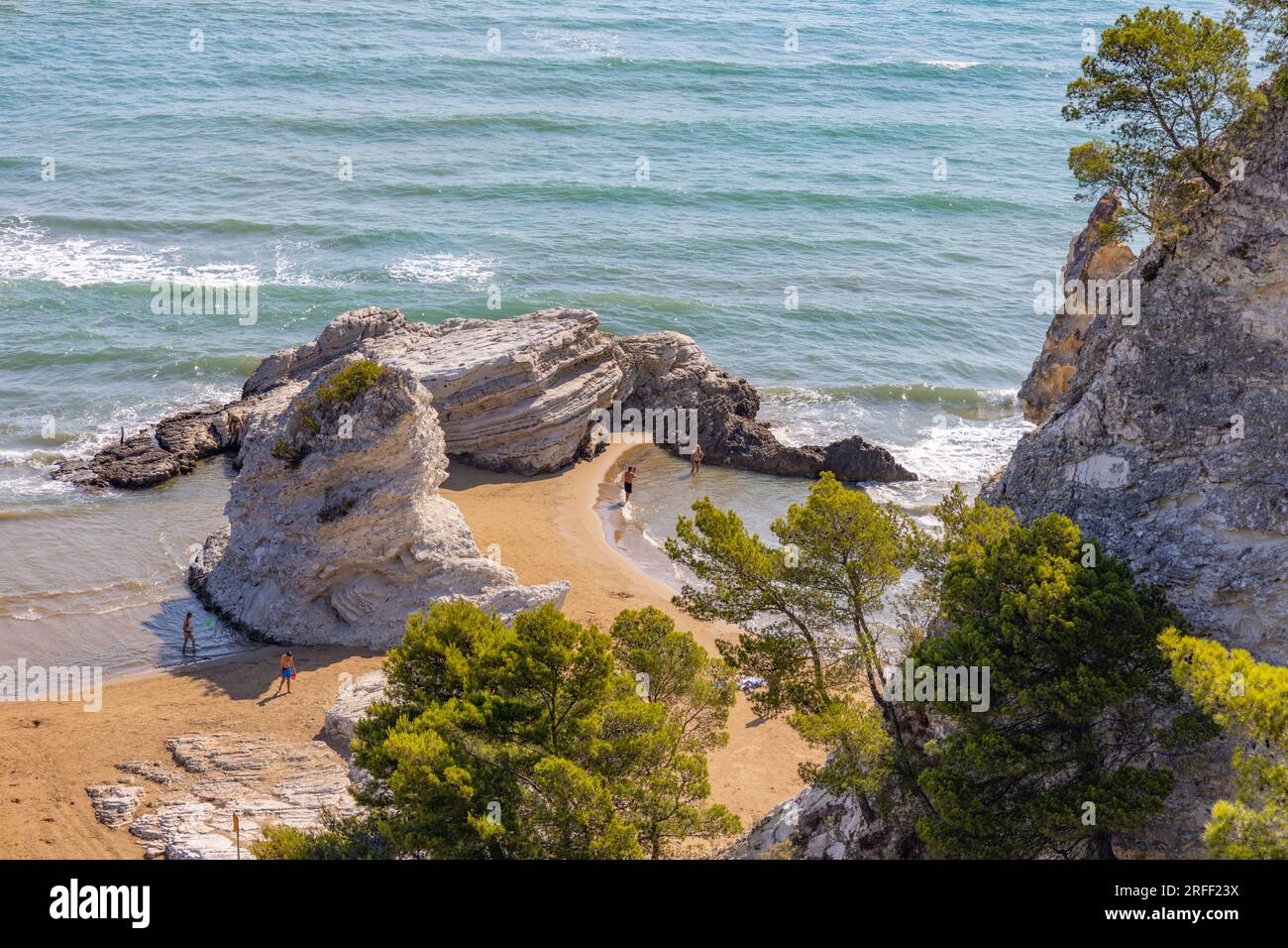 VIESTE, 7 LUGLIO 2023 - Vista di una parte della spiaggia di Vieste in Puglia, Adriatico, Italia Foto Stock