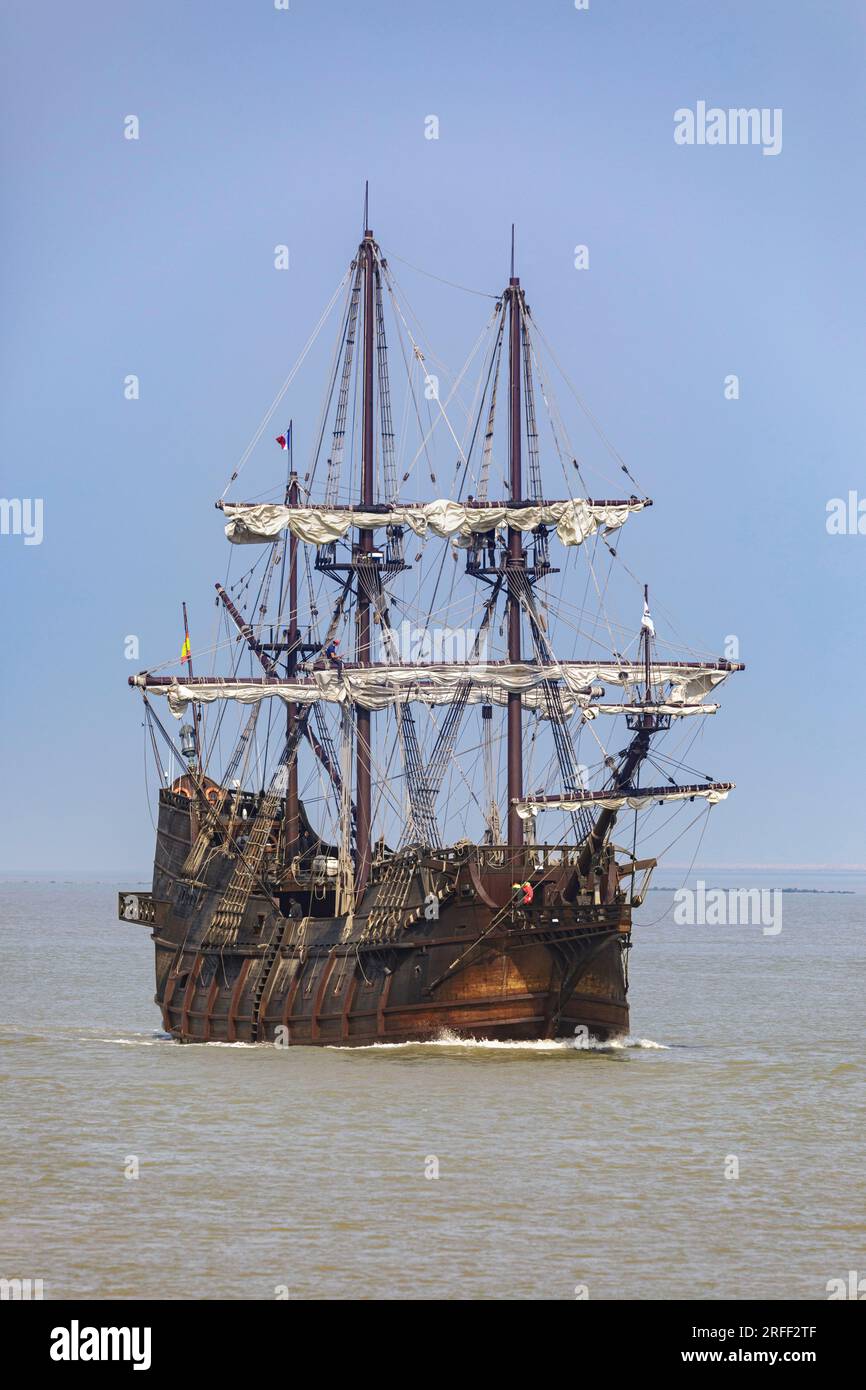 Francia, Calvados, Honfleur, Armada 2023, El Galeon, Replica di un galeone spagnolo del XVI secolo, arriva nella baia della Senna, con marinai che lavorano nei cantieri Foto Stock