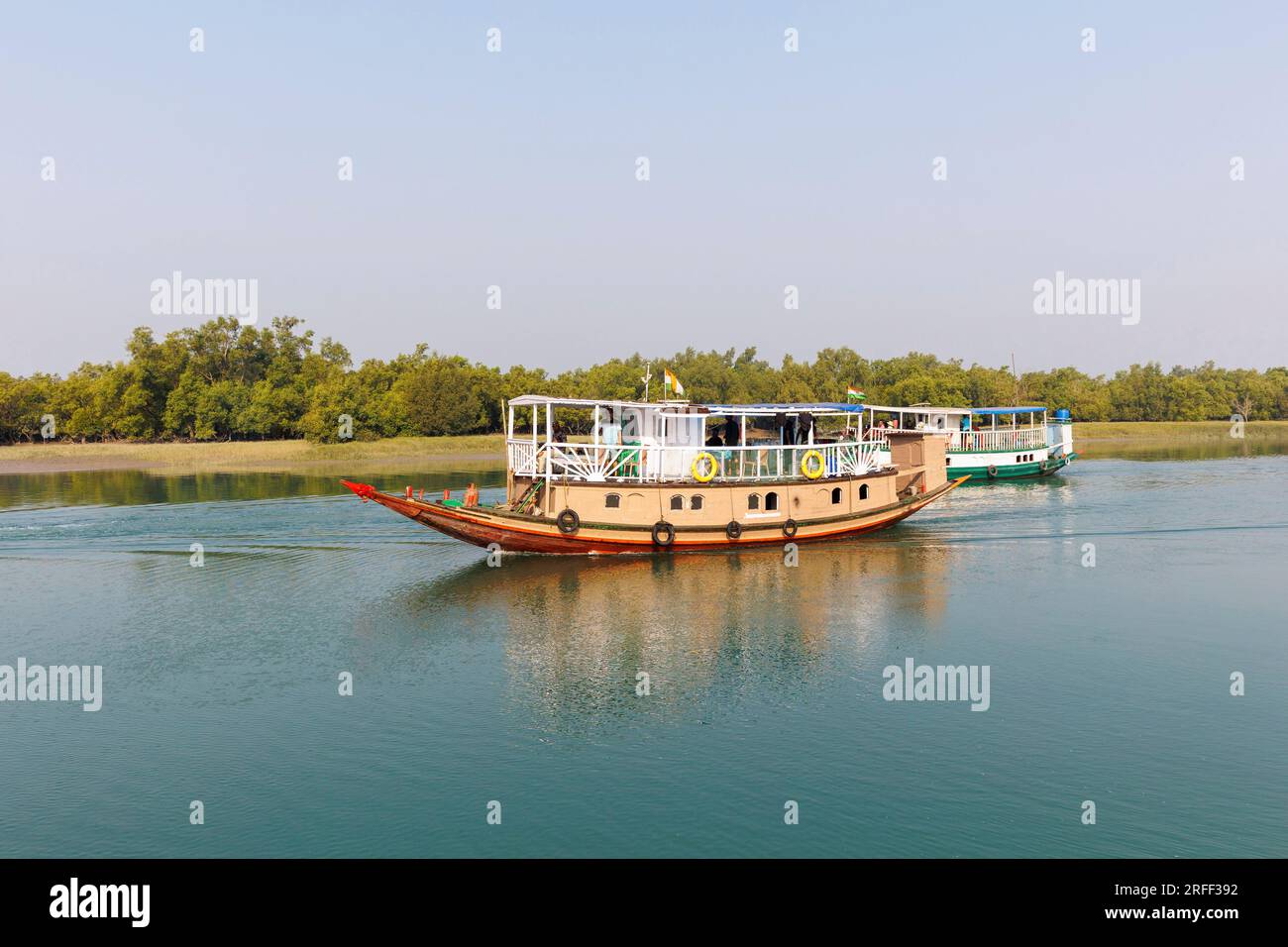 Barca turistica in un'insenatura dei Sunderbans, Delta del Gange, Baia del Bengala, India Foto Stock