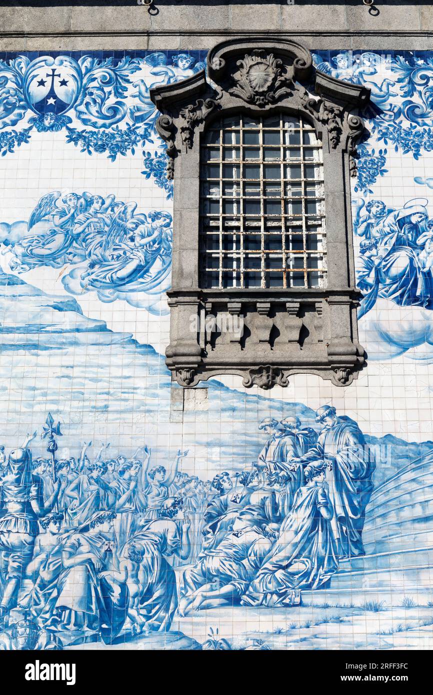 Porto, Portogallo. Azulejos decora l'esterno dell'Igreja do Carmo. La chiesa fu costruita a metà del XVIII secolo. Le piastrelle, disegnate da Silv Foto Stock